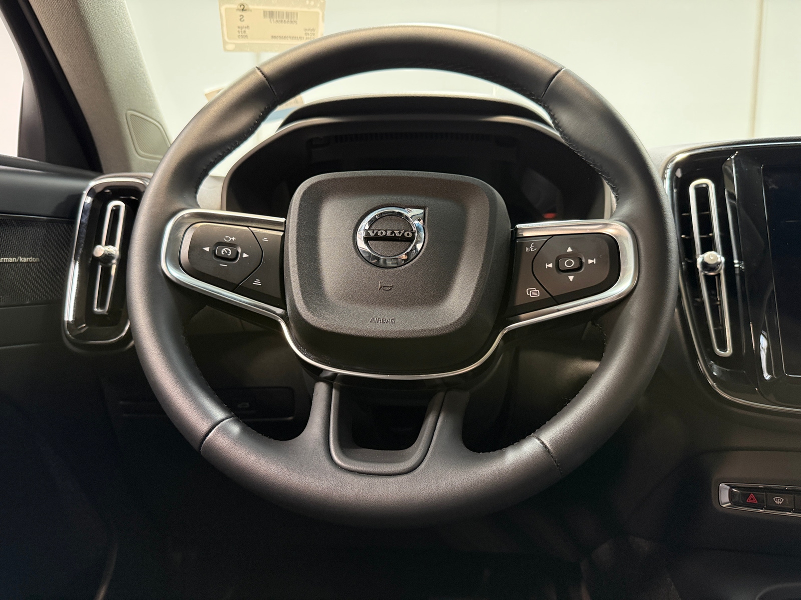 Thumbnail: 2023 Volvo XC40 - 5
