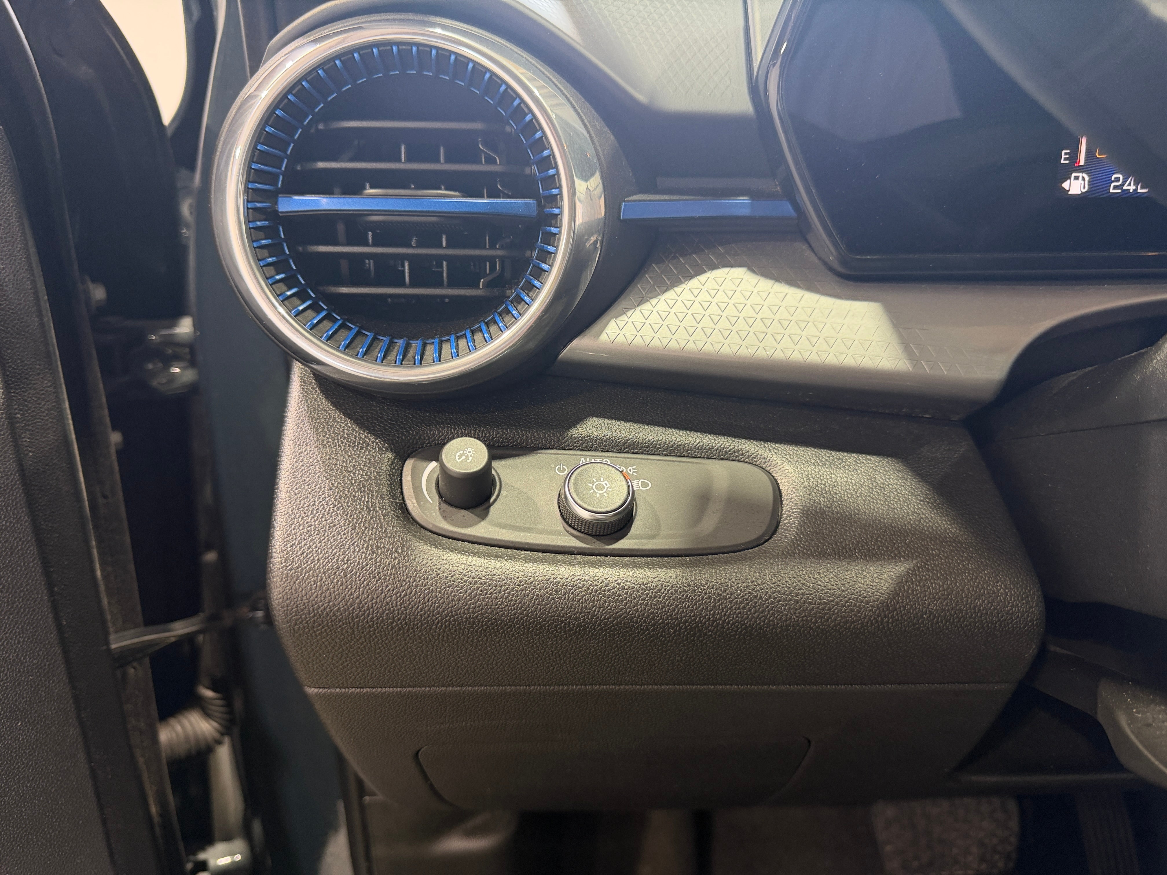 2025 Chevrolet Trax LT - Photo 5