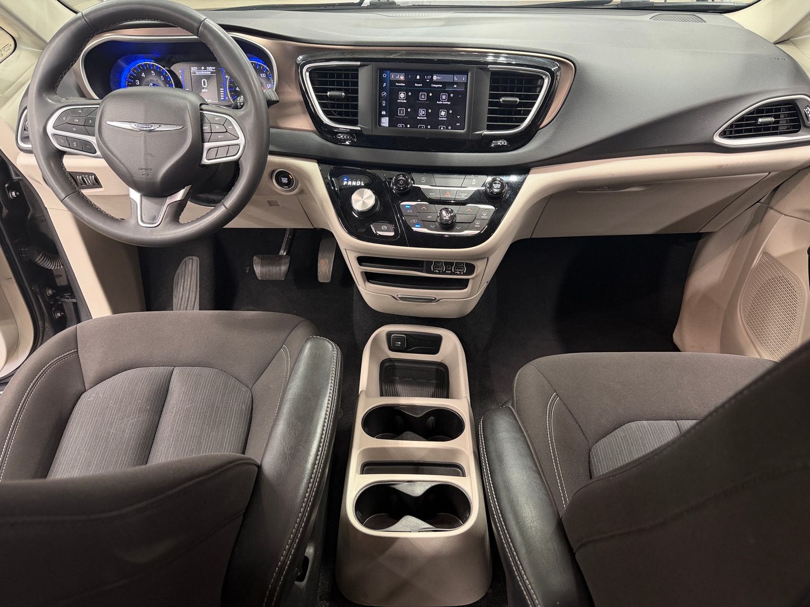 Thumbnail: 2023 Chrysler Voyager - 3