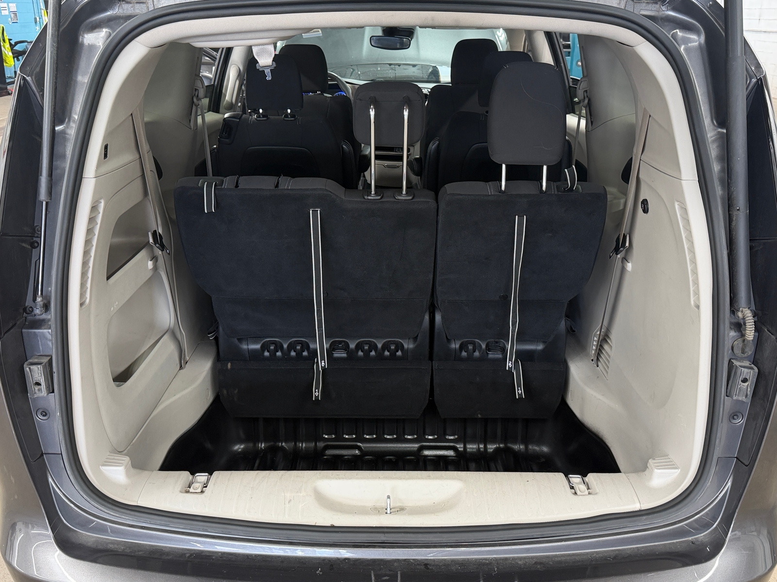 Thumbnail: 2023 Chrysler Voyager - 7