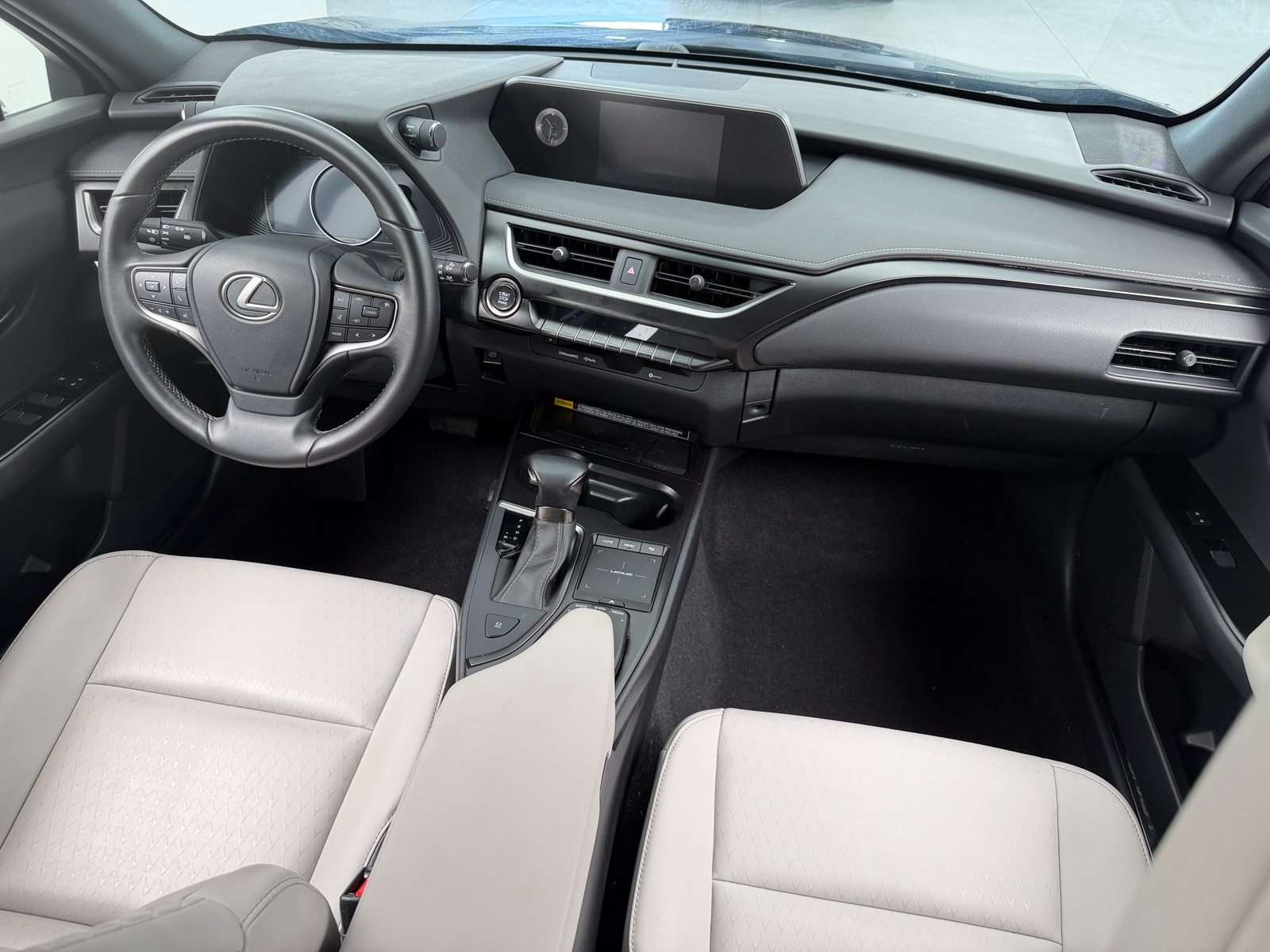 Thumbnail: 2022 Lexus UX - 2