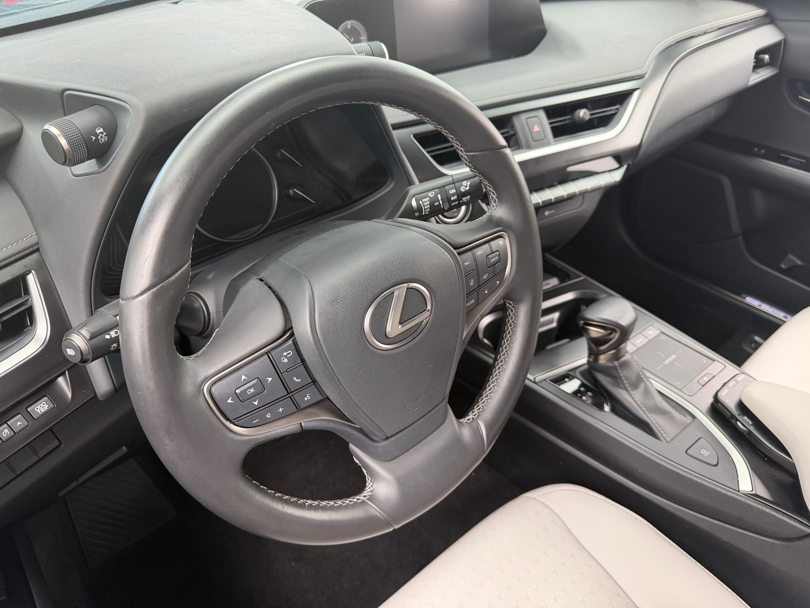 Thumbnail: 2022 Lexus UX - 4