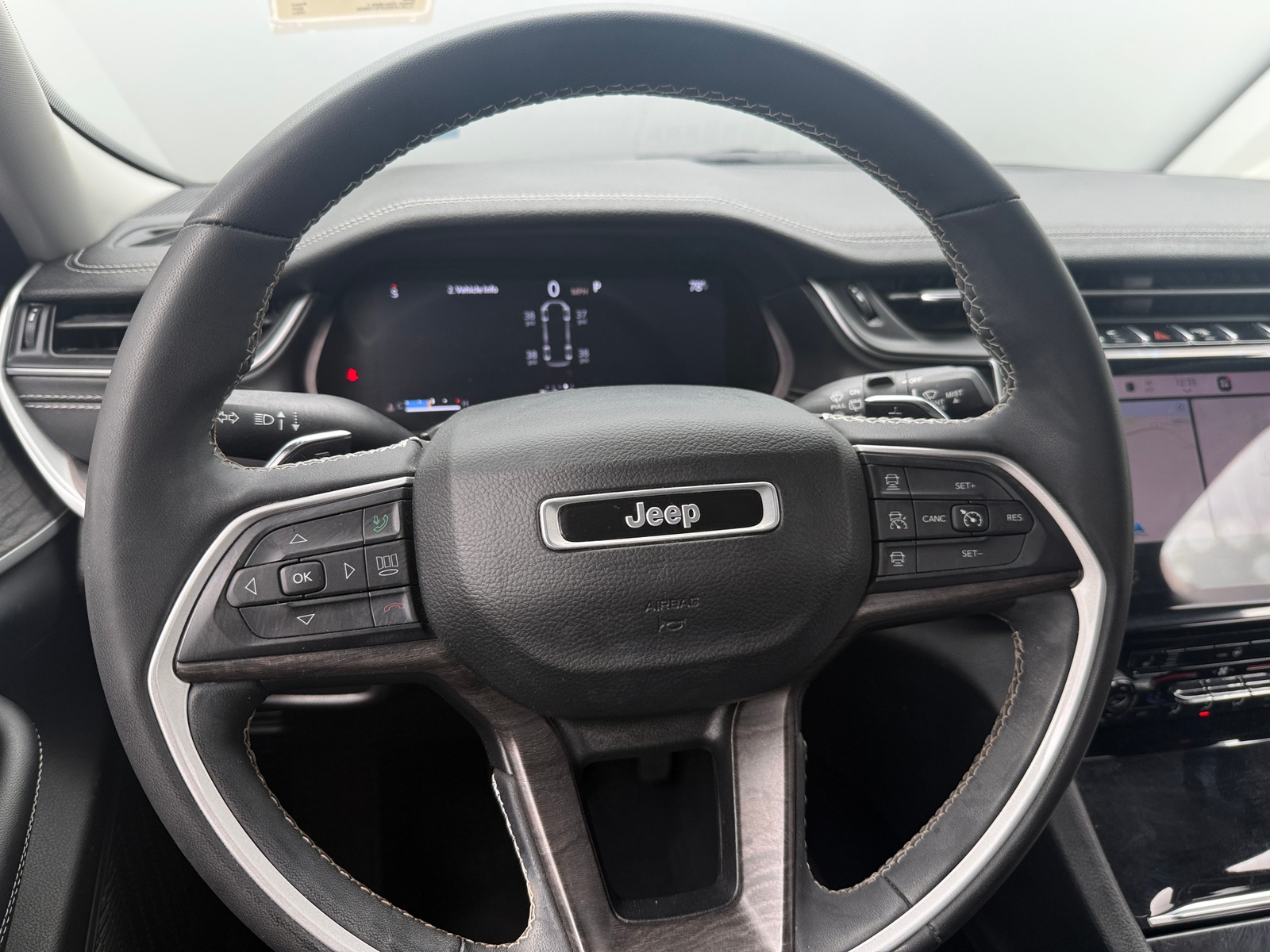 Thumbnail: 2023 Jeep Grand Cherokee L - 4