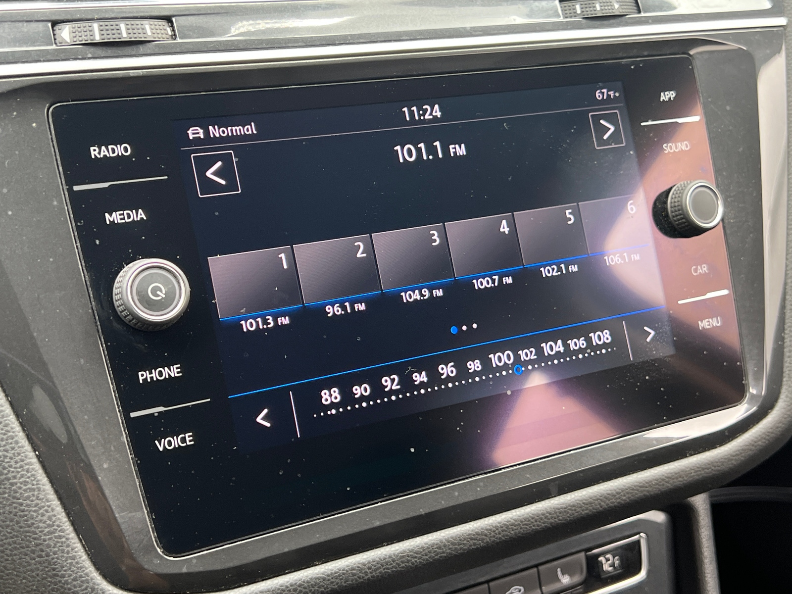 Thumbnail: 2018 Volkswagen Tiguan - 4