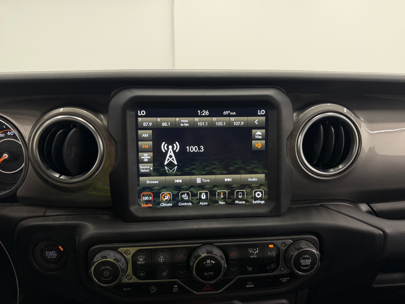 Thumbnail: 2021 Jeep Gladiator - 4
