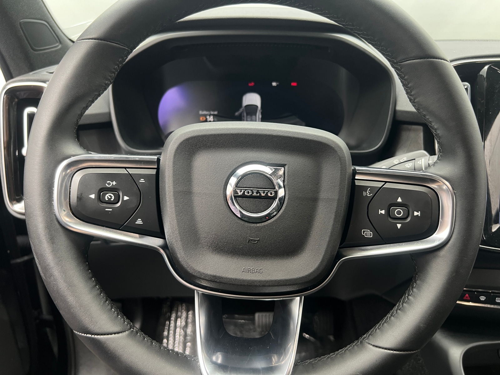 Thumbnail: 2023 Volvo C40 - 4