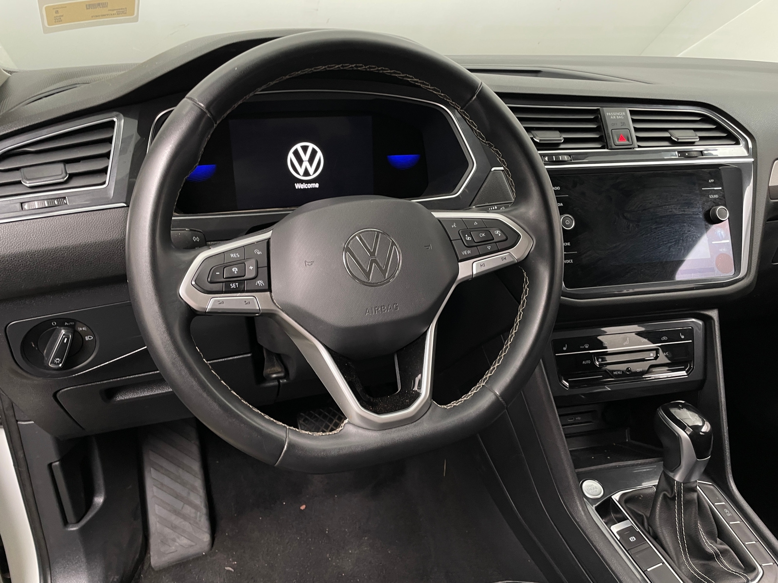 Thumbnail: 2023 Volkswagen Tiguan - 4