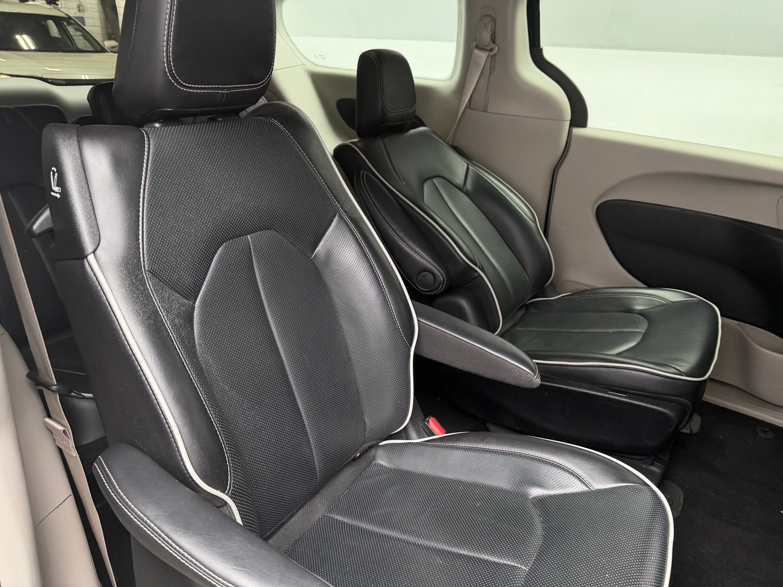 Thumbnail: 2023 Chrysler Pacifica - 5