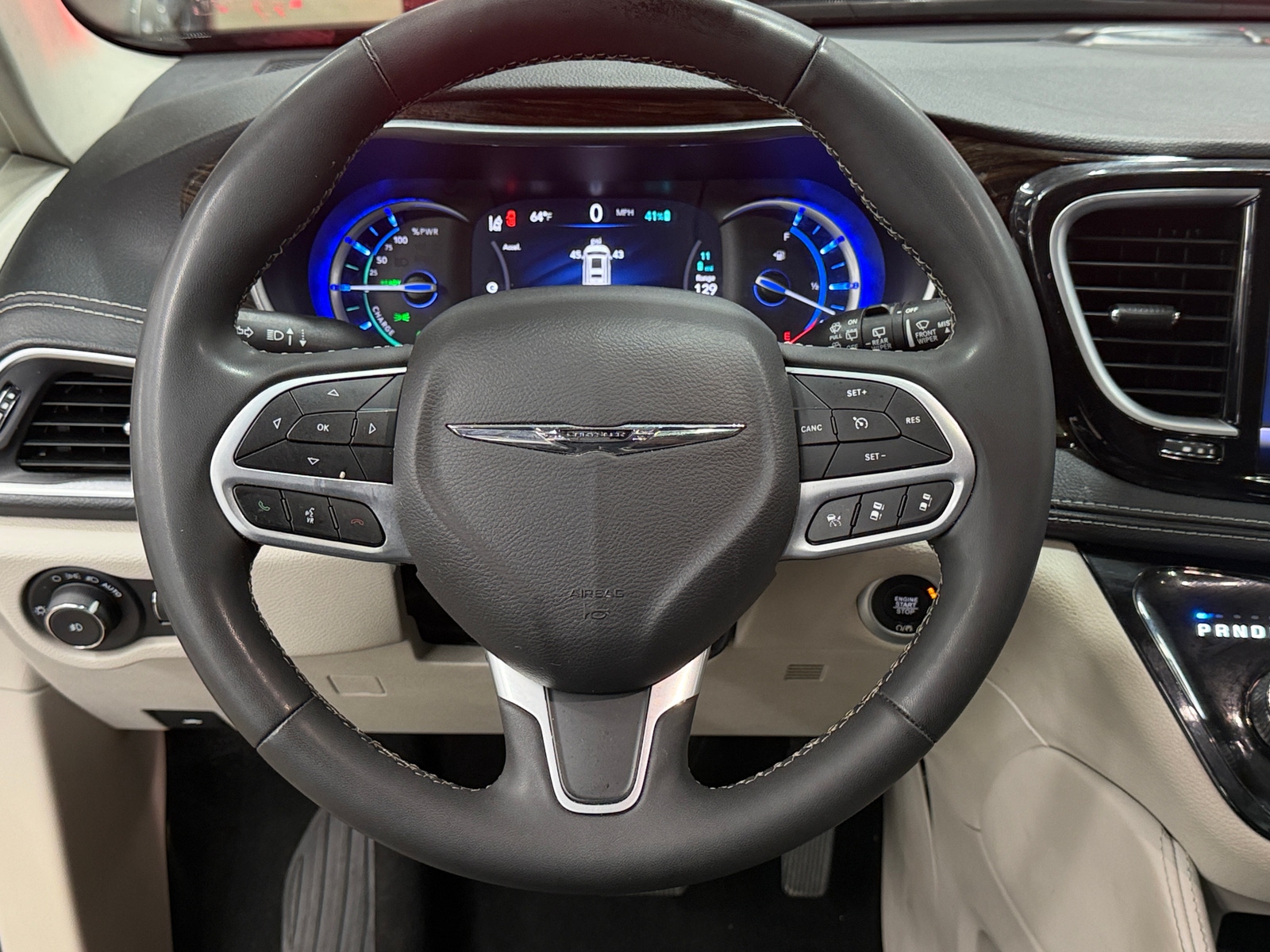 Thumbnail: 2023 Chrysler Pacifica - 4