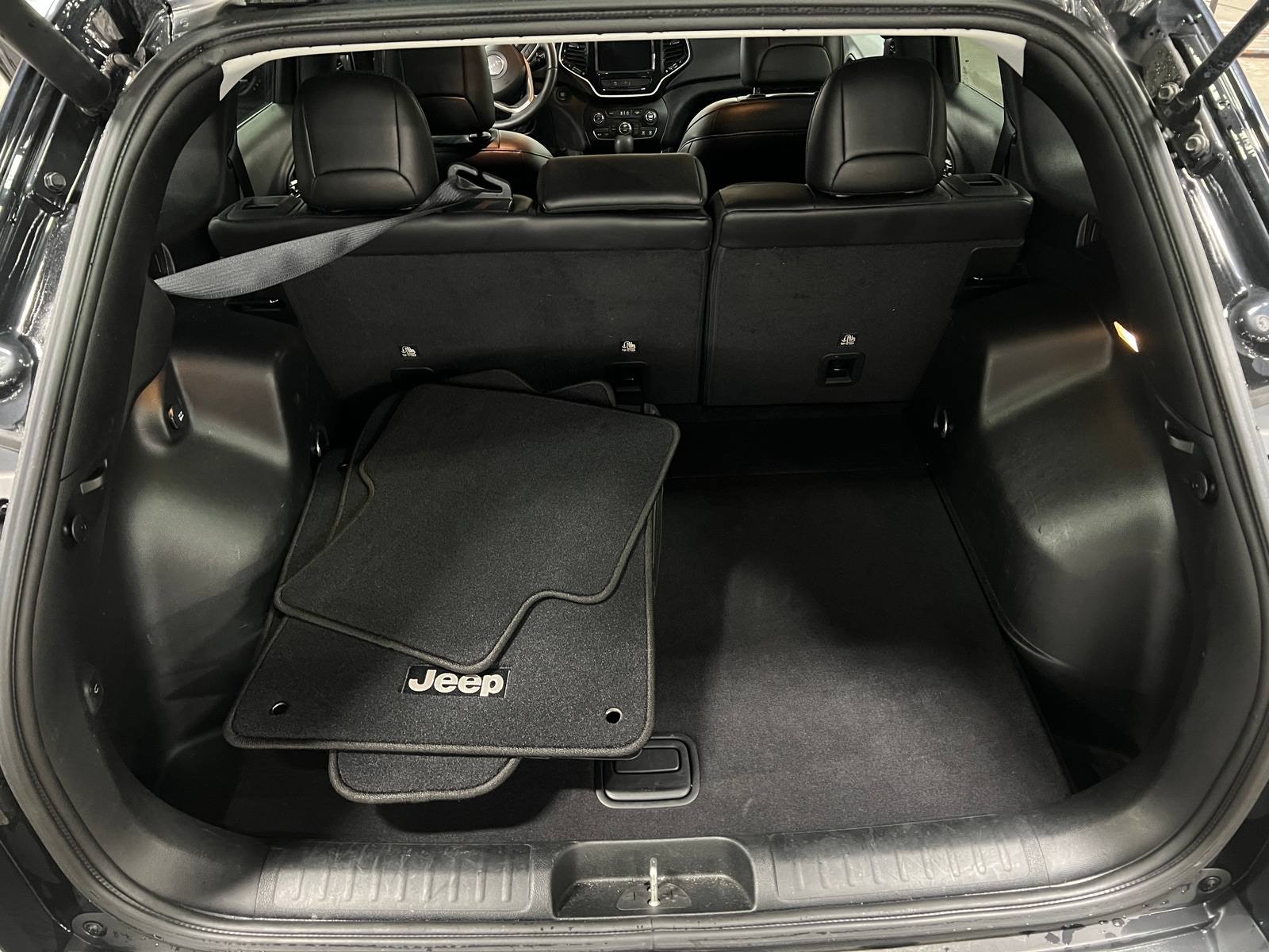 Thumbnail: 2019 Jeep Cherokee - 6