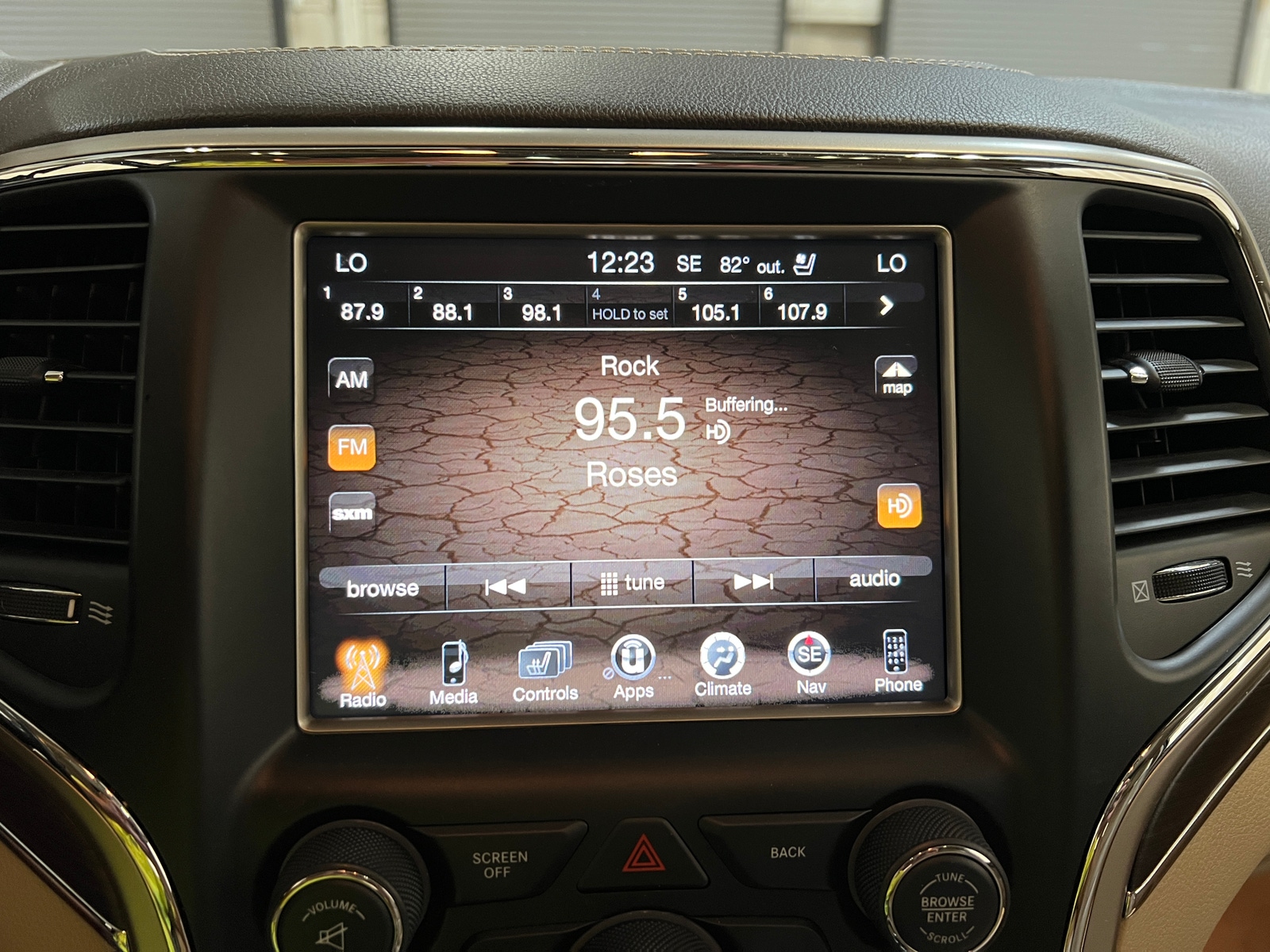 Thumbnail: 2015 Jeep Grand Cherokee - 3