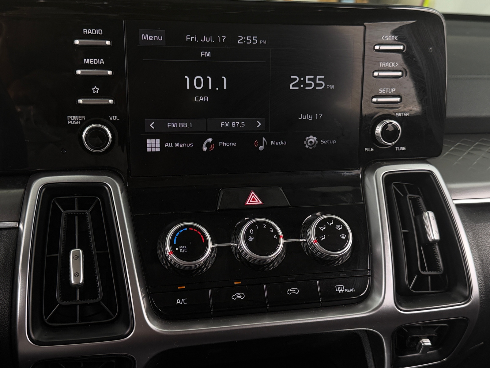 Thumbnail: 2022 Kia Sorento - 4