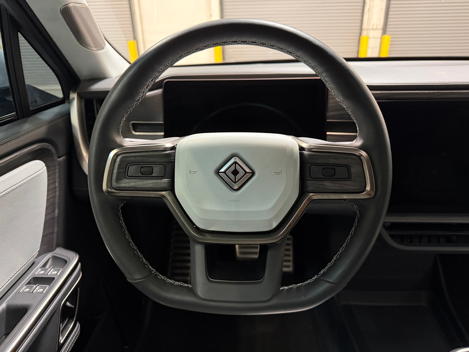 Thumbnail: 2023 Rivian R1S - 4