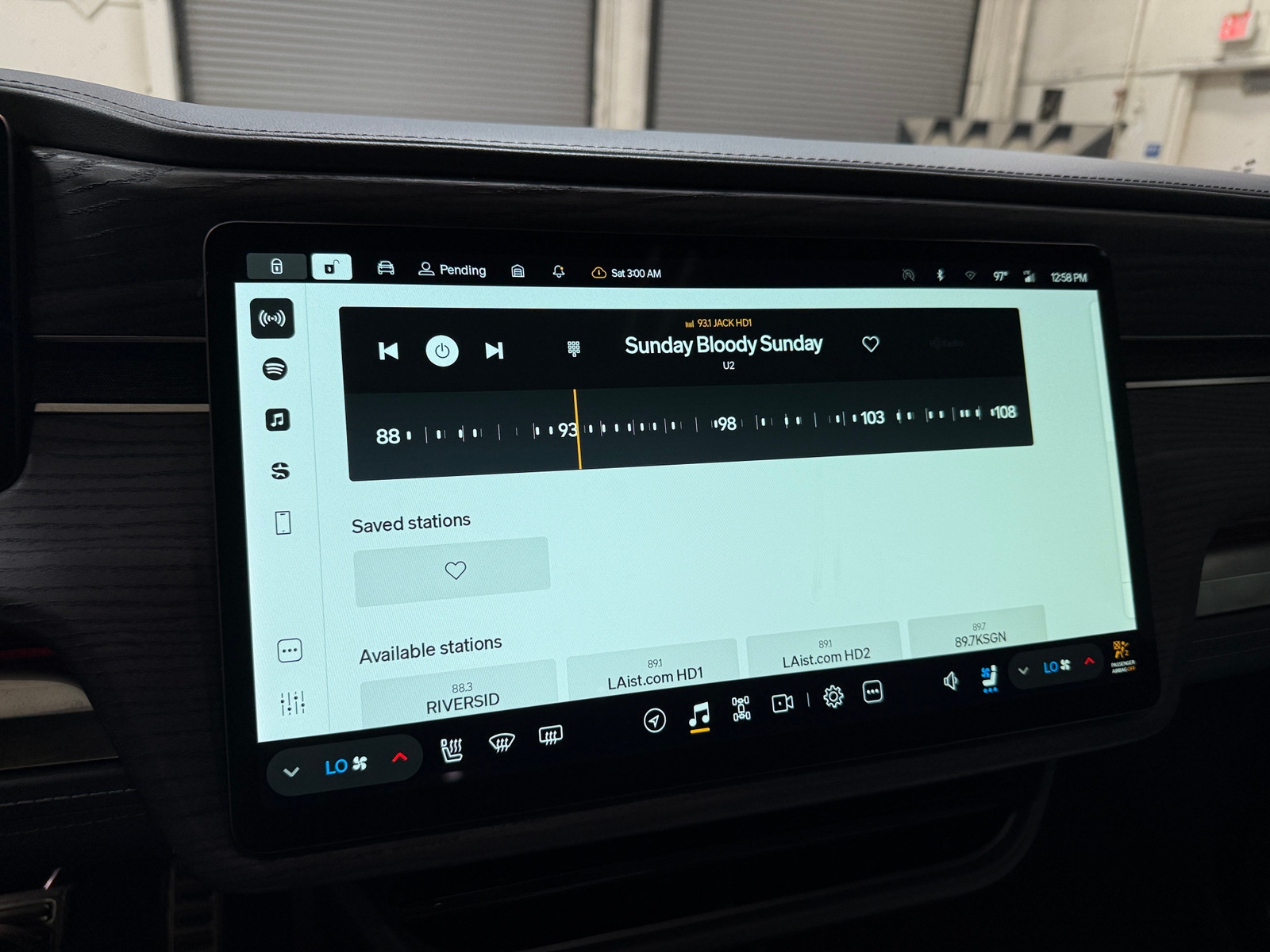 Thumbnail: 2023 Rivian R1S - 3
