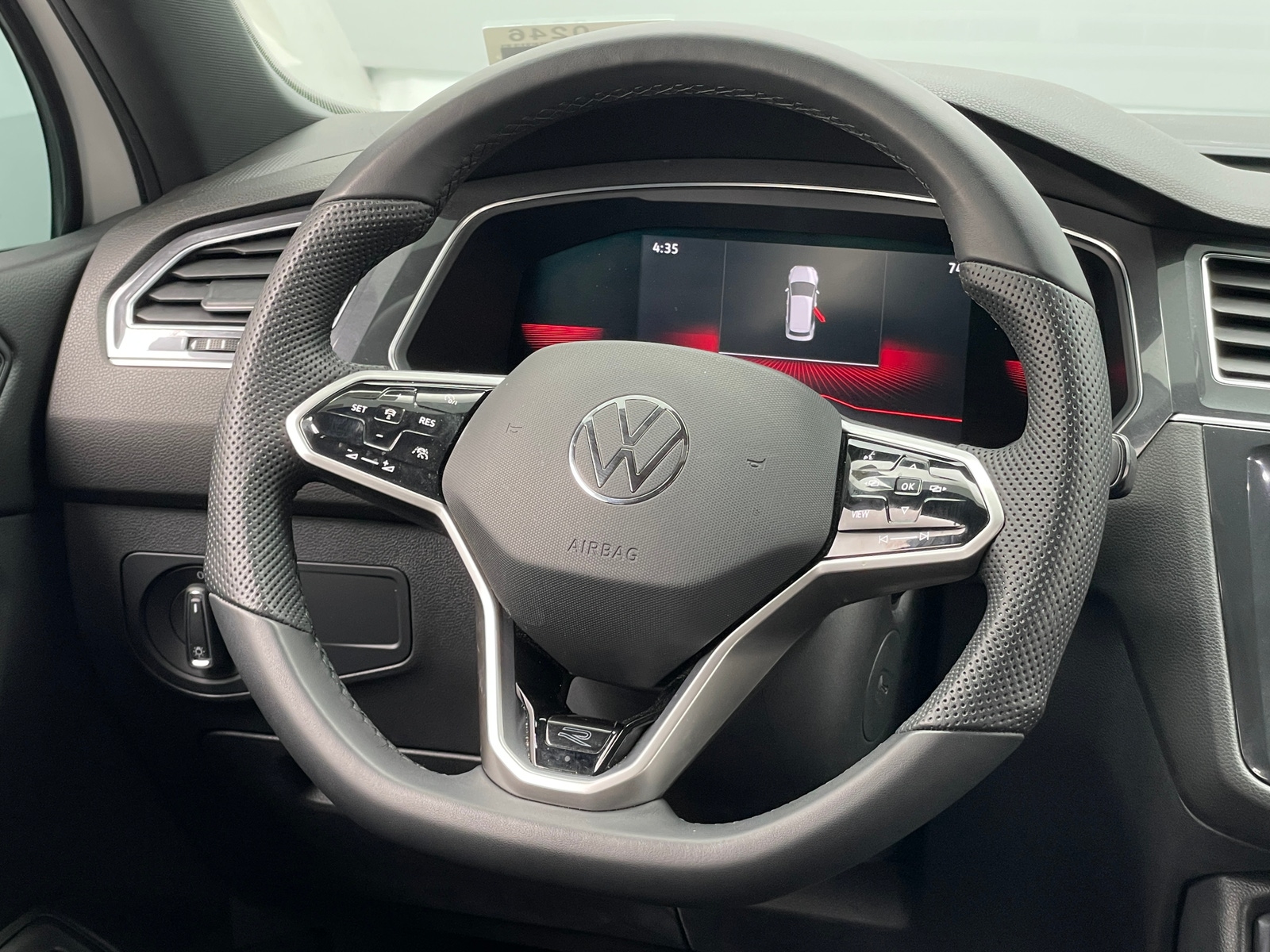 Thumbnail: 2022 Volkswagen Tiguan - 4