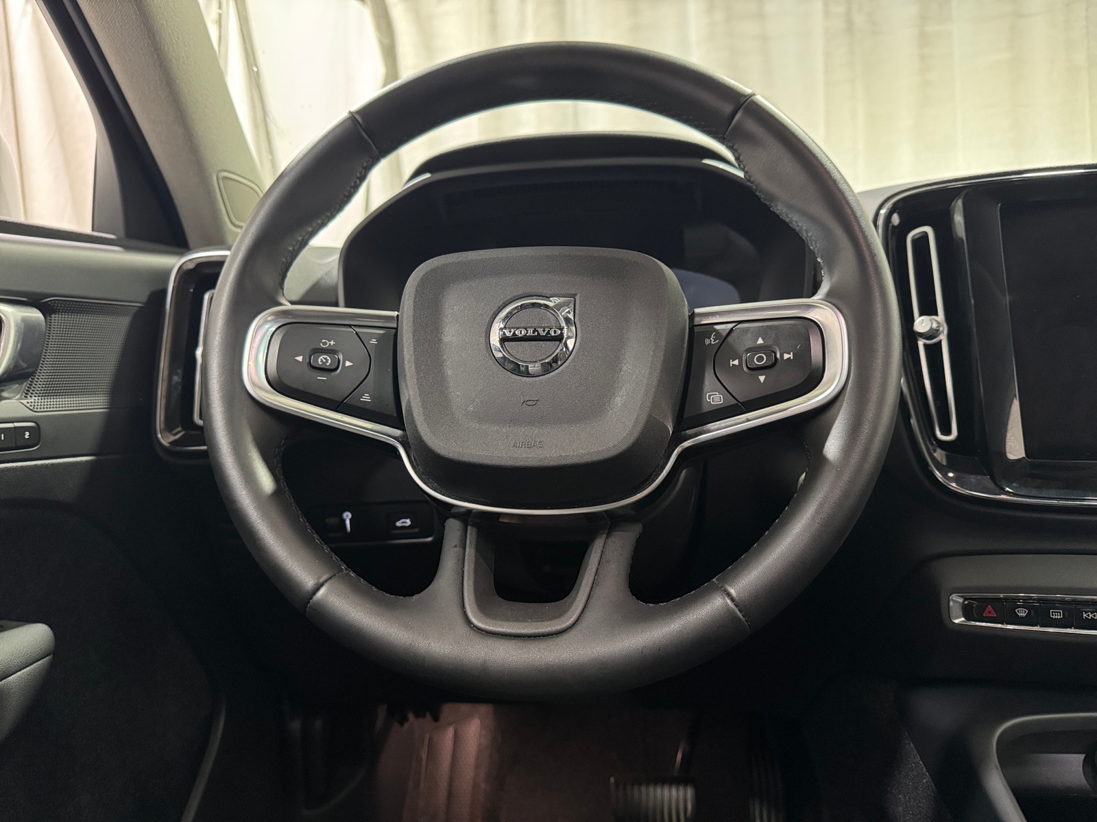 Thumbnail: 2022 Volvo XC40 - 4