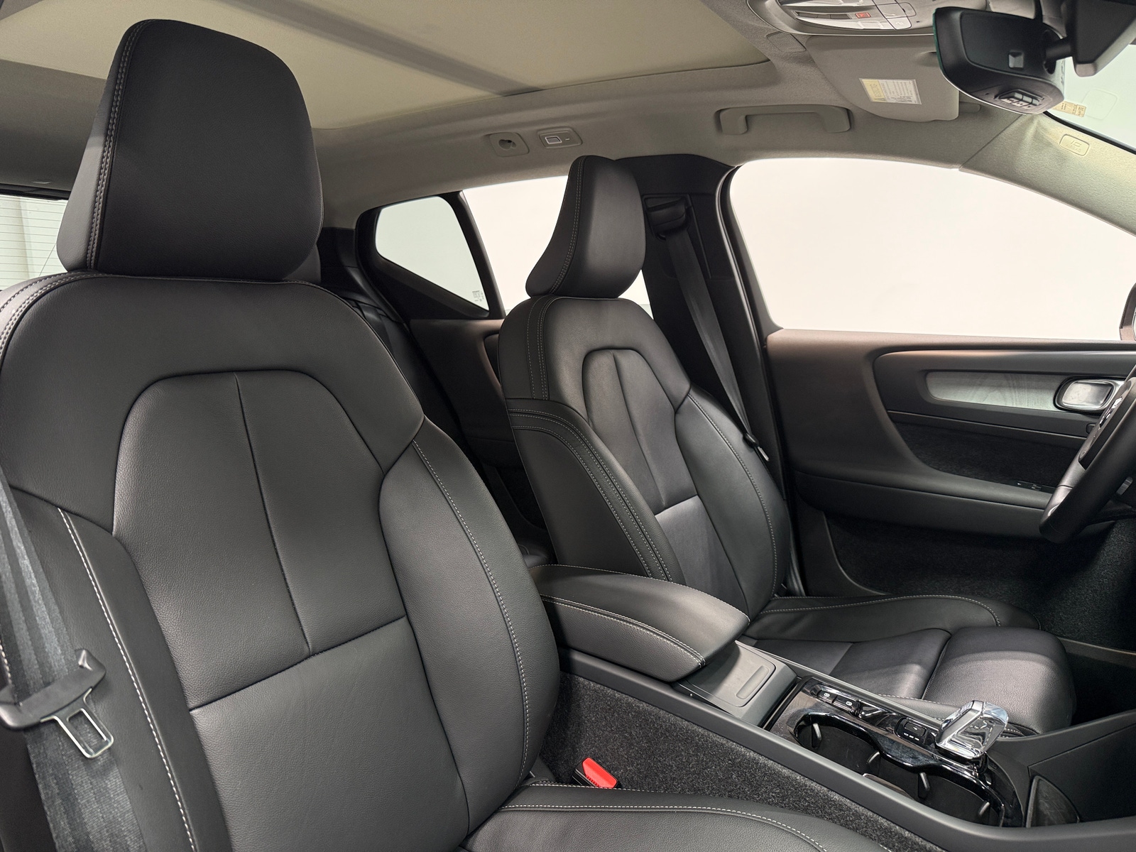 Thumbnail: 2025 Volvo XC40 - 2