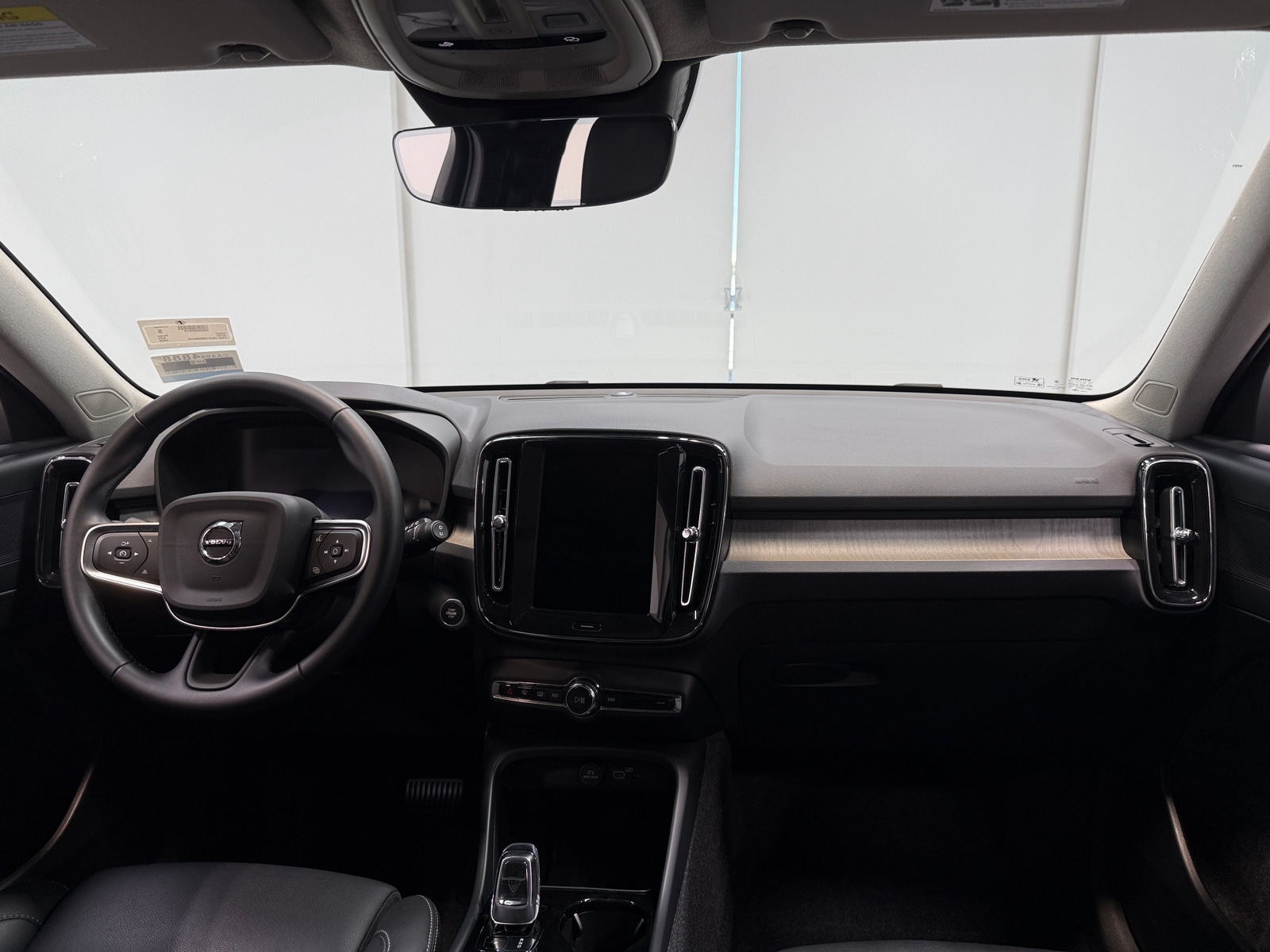 Thumbnail: 2025 Volvo XC40 - 3