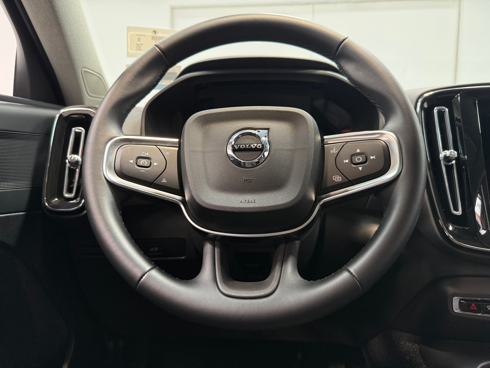Thumbnail: 2025 Volvo XC40 - 5