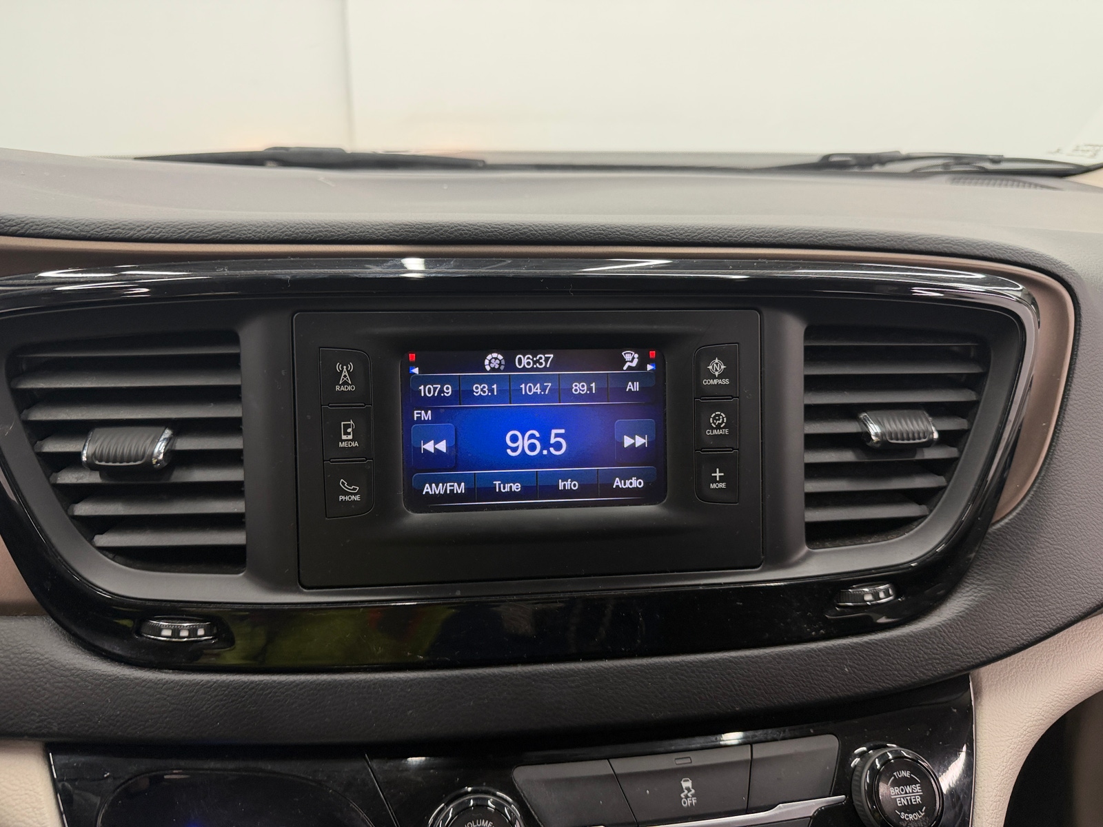 Thumbnail: 2017 Chrysler Pacifica - 4