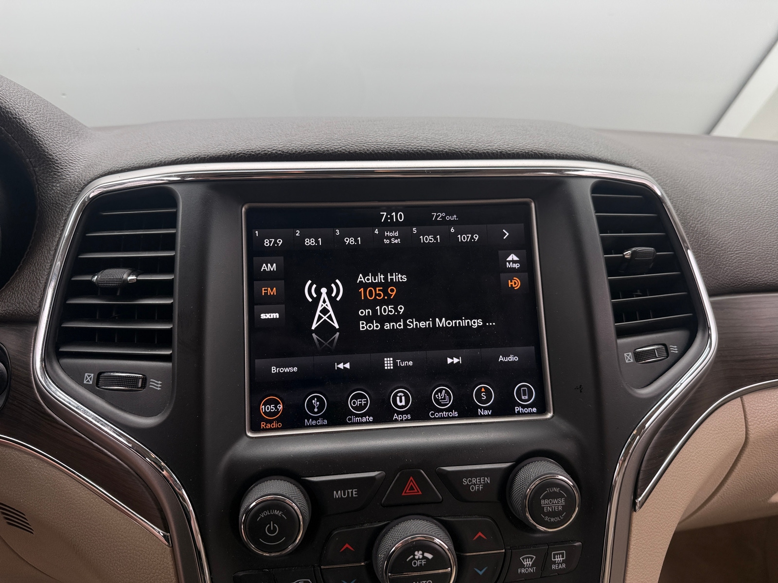 Thumbnail: 2018 Jeep Grand Cherokee - 3