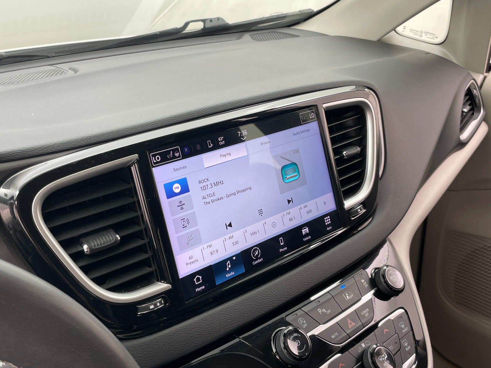 Thumbnail: 2024 Chrysler Pacifica - 3