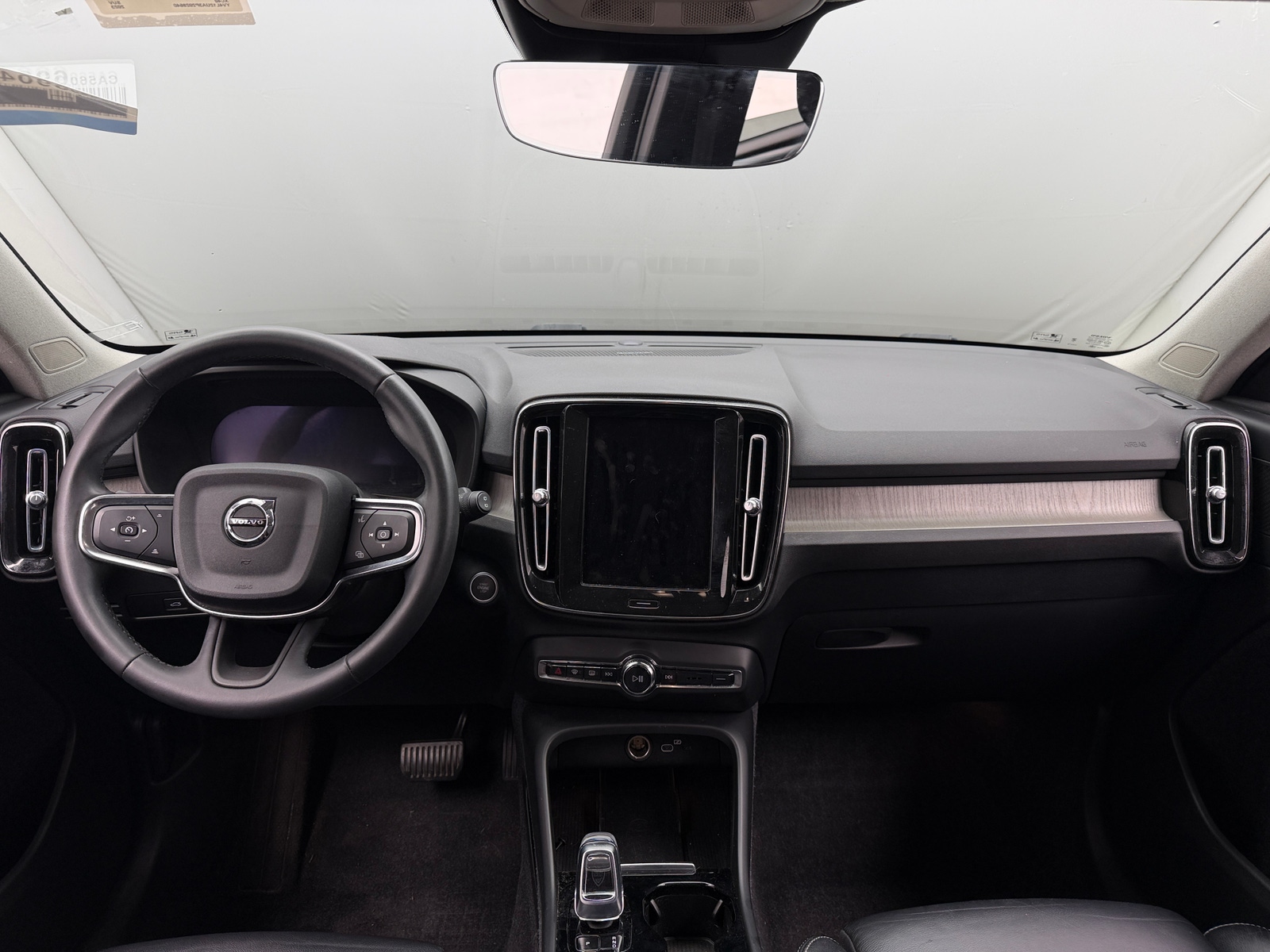 Thumbnail: 2023 Volvo XC40 - 2