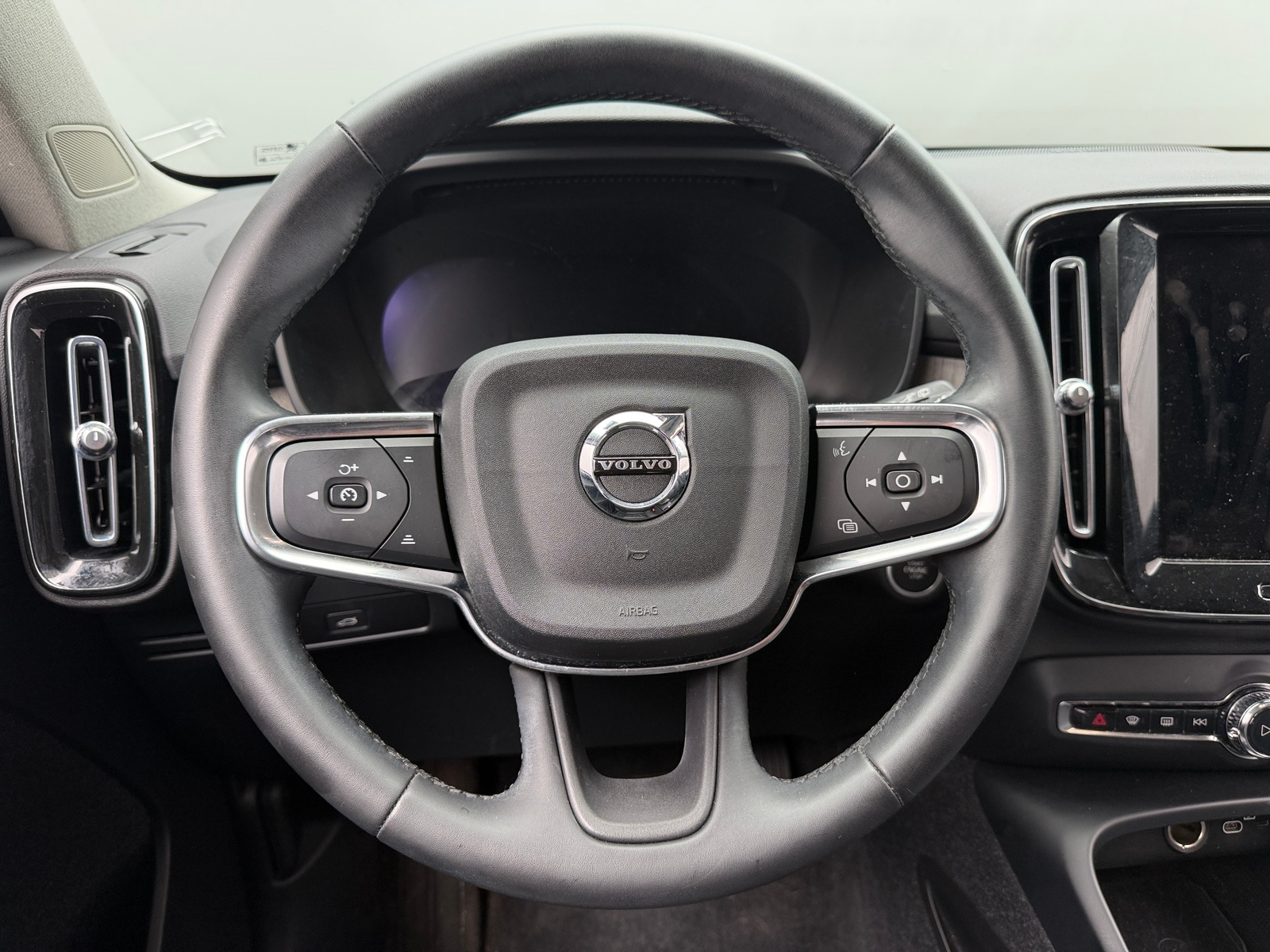 Thumbnail: 2023 Volvo XC40 - 4