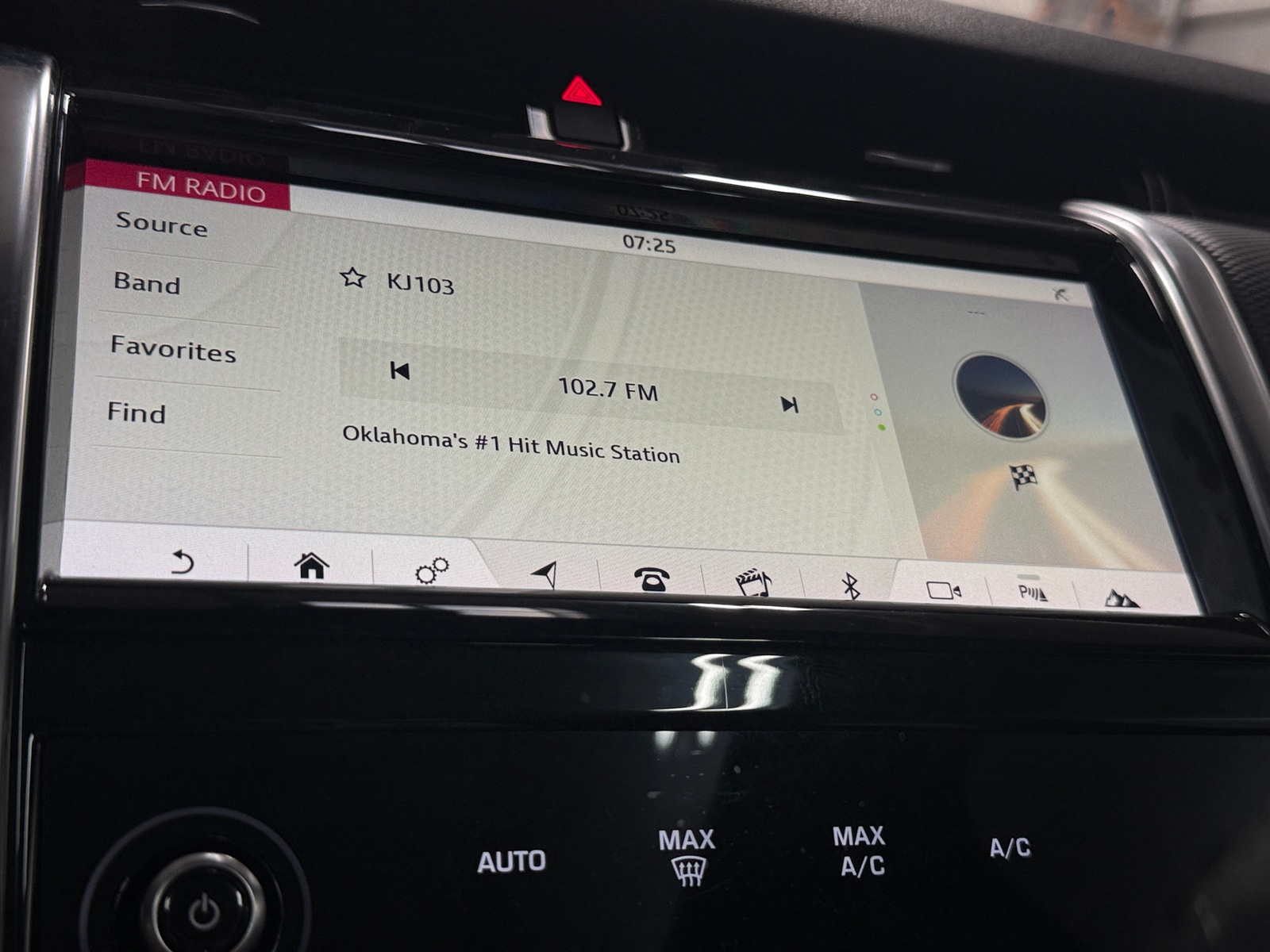 Thumbnail: 2020 Land Rover Discovery Sport - 3