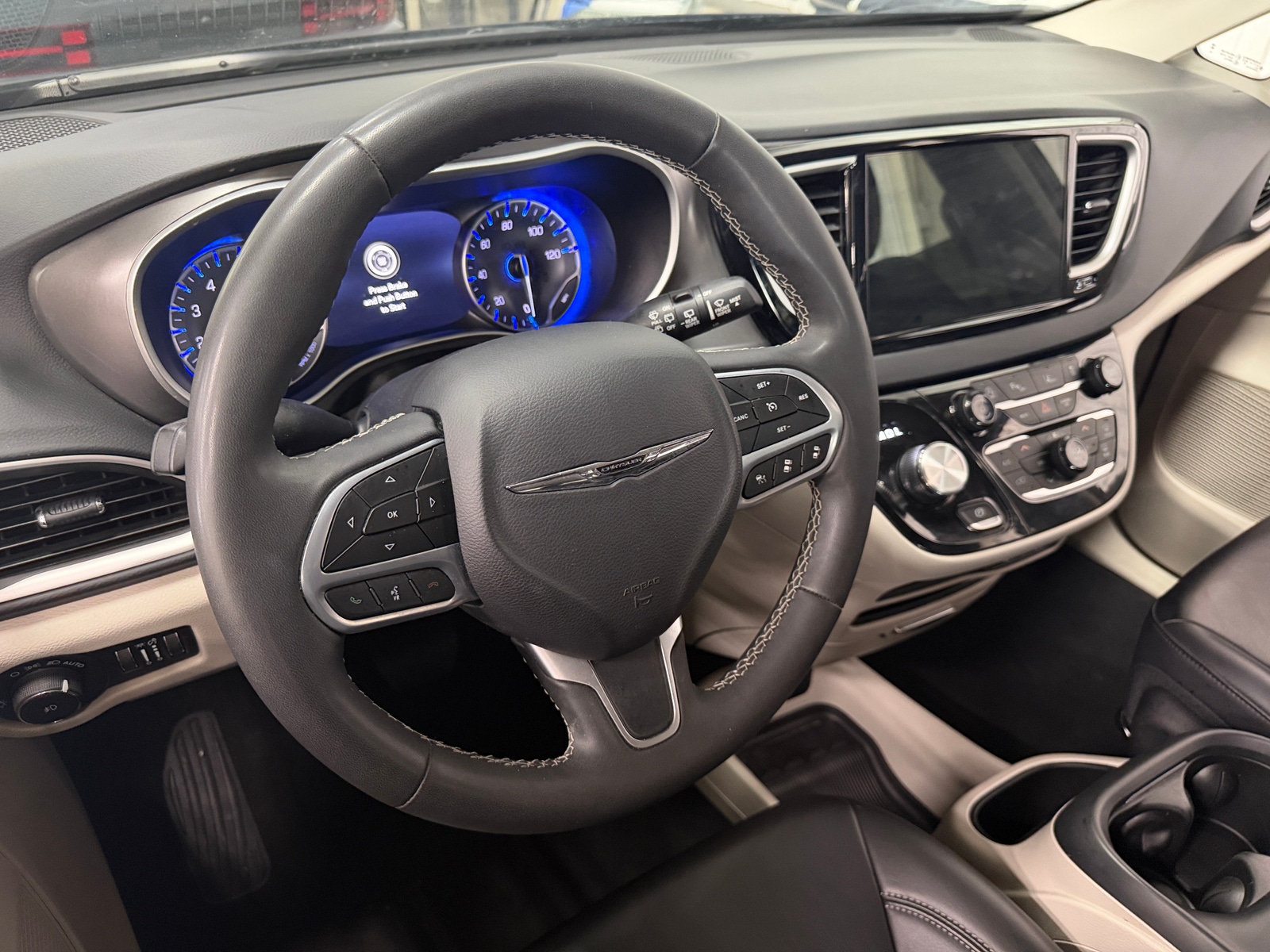 Thumbnail: 2023 Chrysler Pacifica - 4