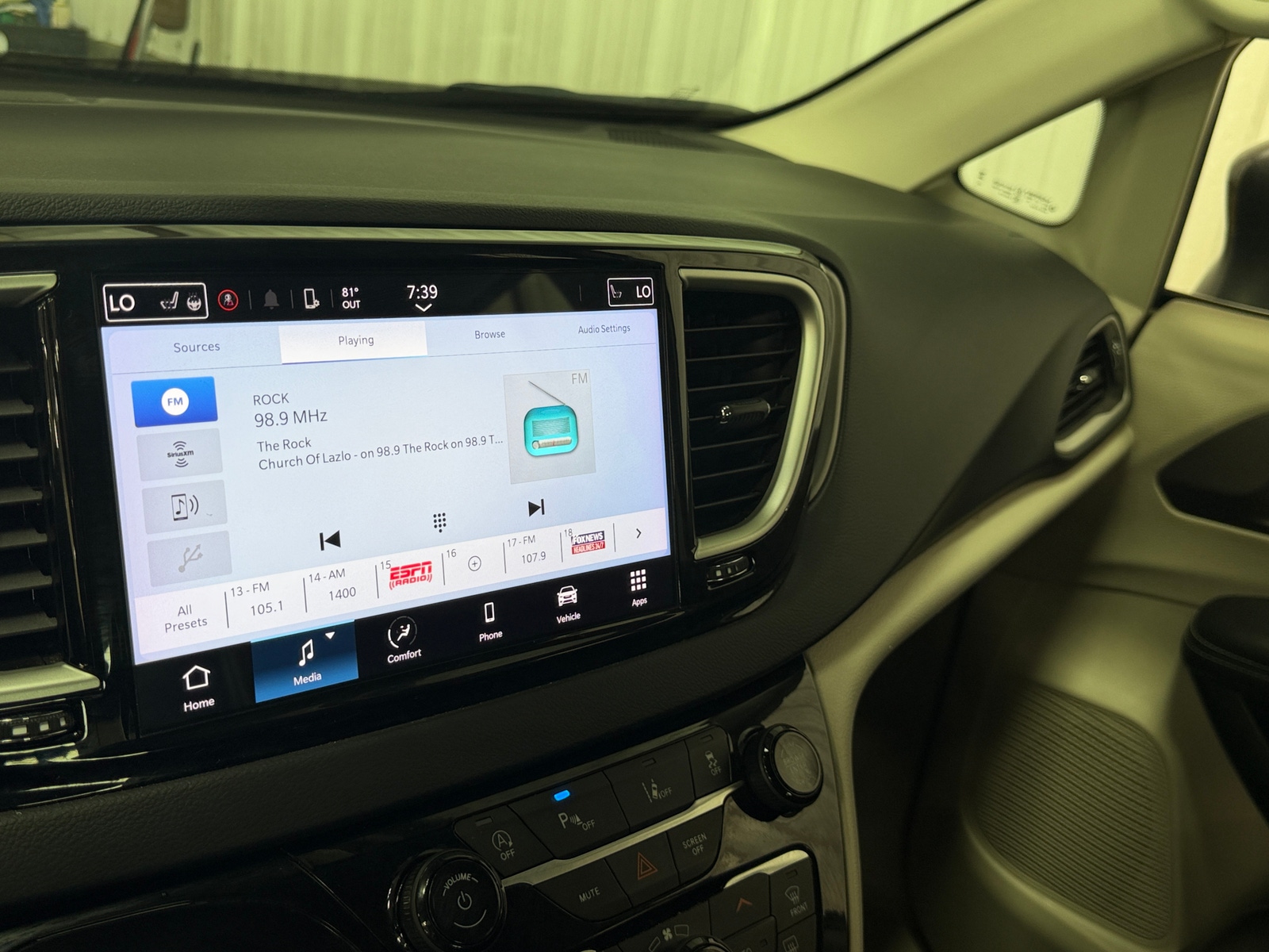 Thumbnail: 2023 Chrysler Pacifica - 3