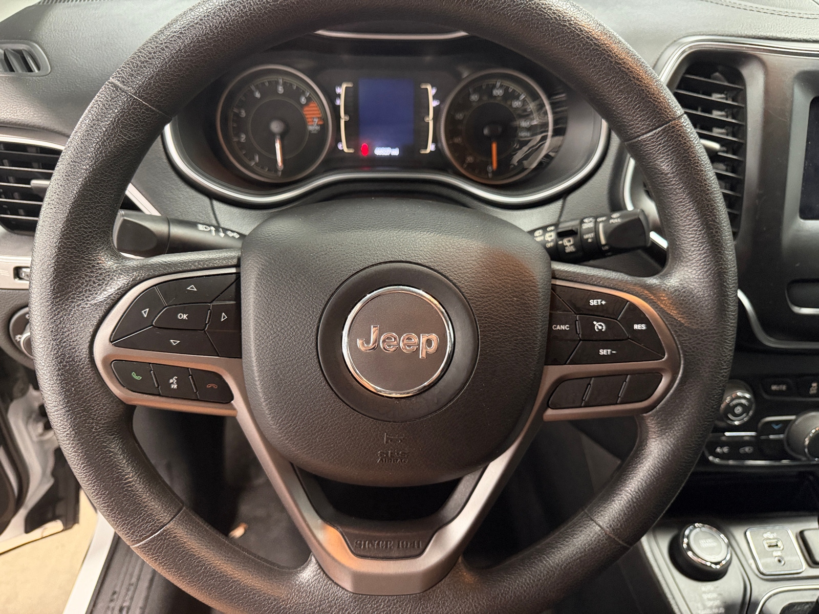 Thumbnail: 2019 Jeep Cherokee - 5