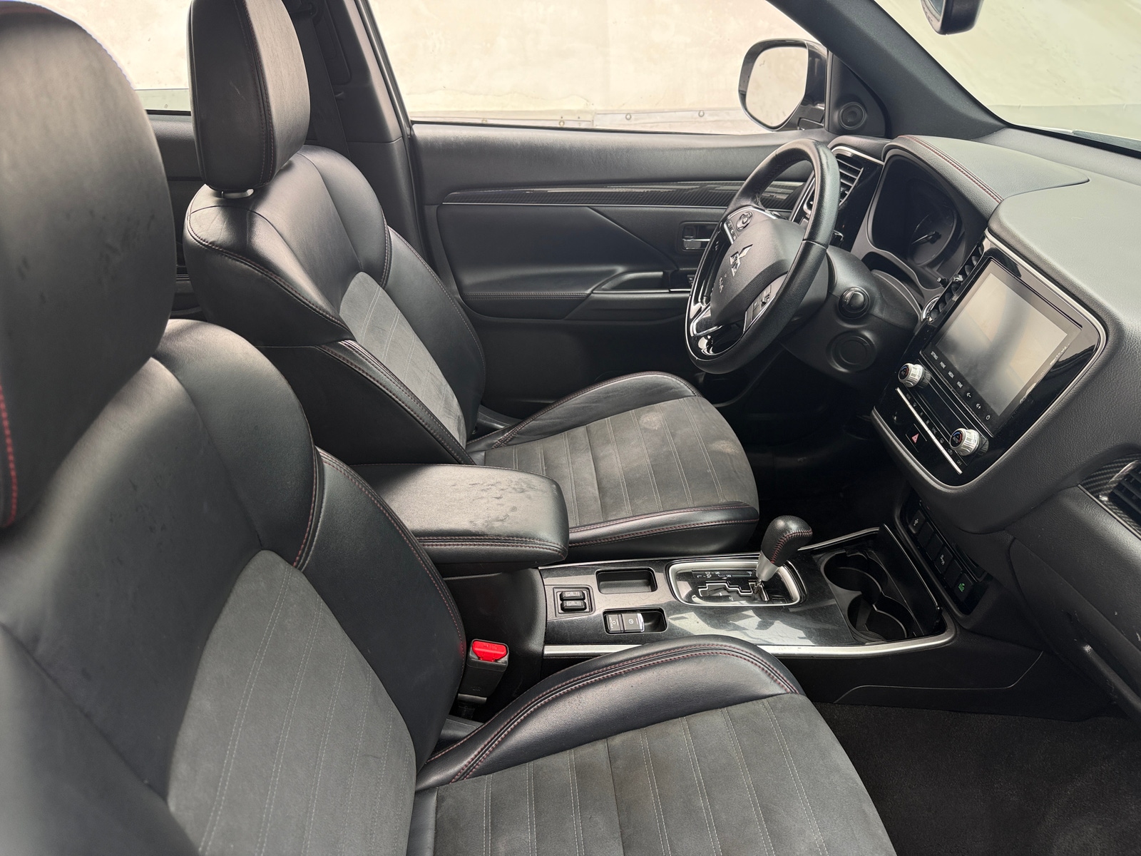 Thumbnail: 2020 Mitsubishi Outlander - 2