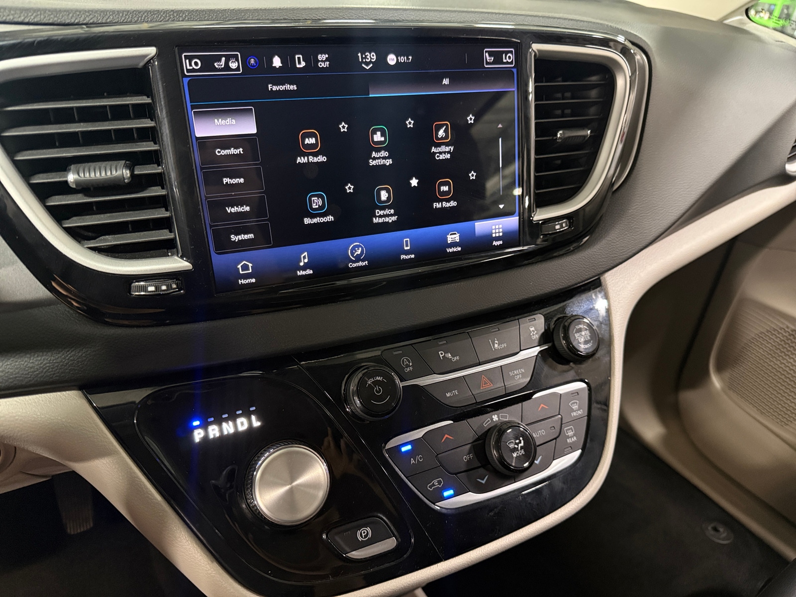 Thumbnail: 2024 Chrysler Pacifica - 3
