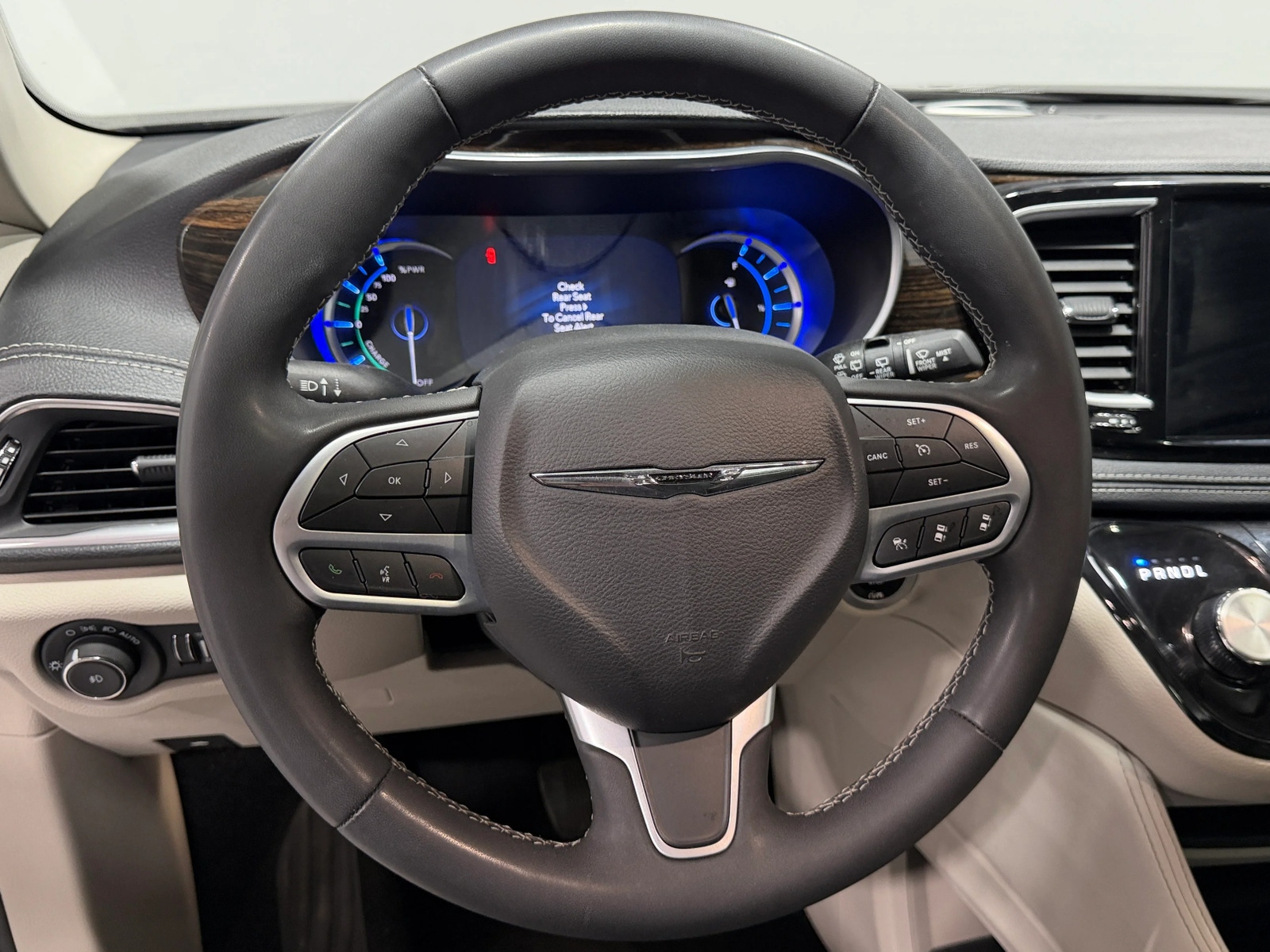 Thumbnail: 2023 Chrysler Pacifica - 4