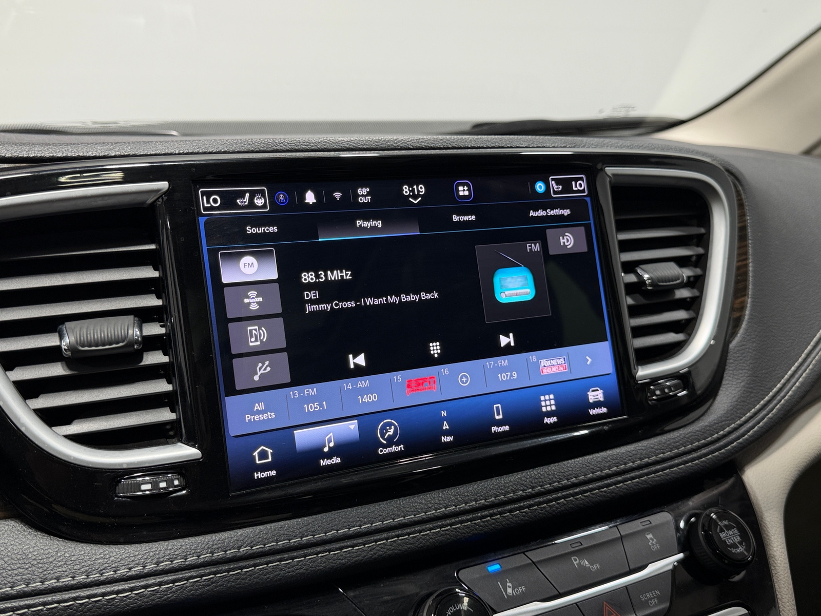 Thumbnail: 2023 Chrysler Pacifica - 3