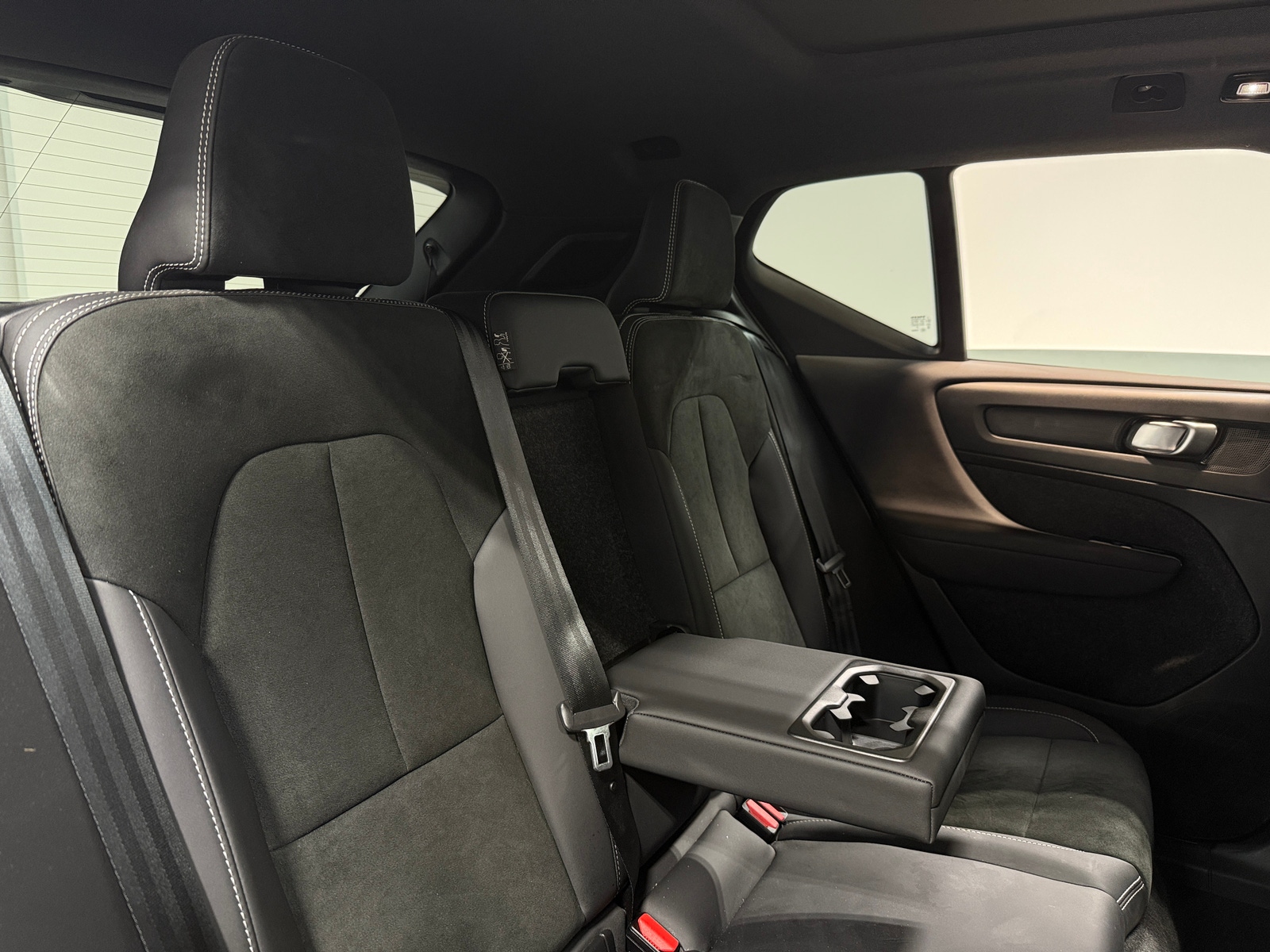Thumbnail: 2023 Volvo XC40 - 6
