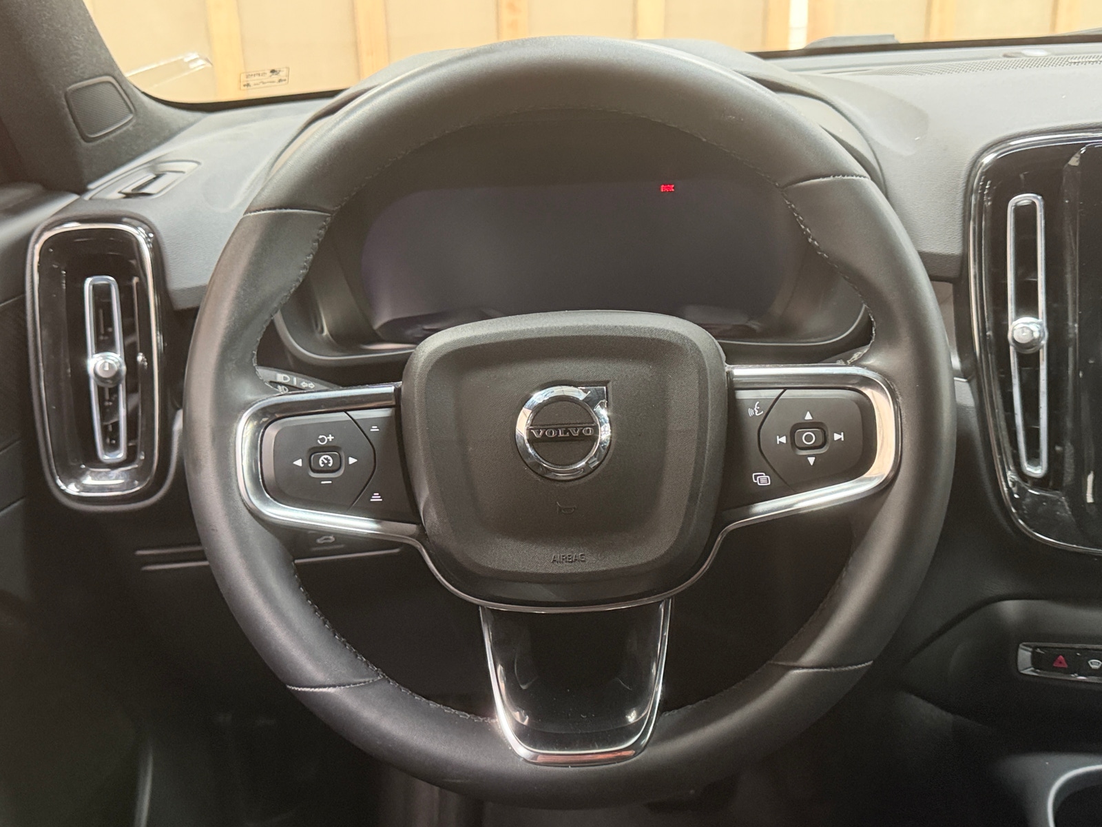 Thumbnail: 2023 Volvo XC40 - 5