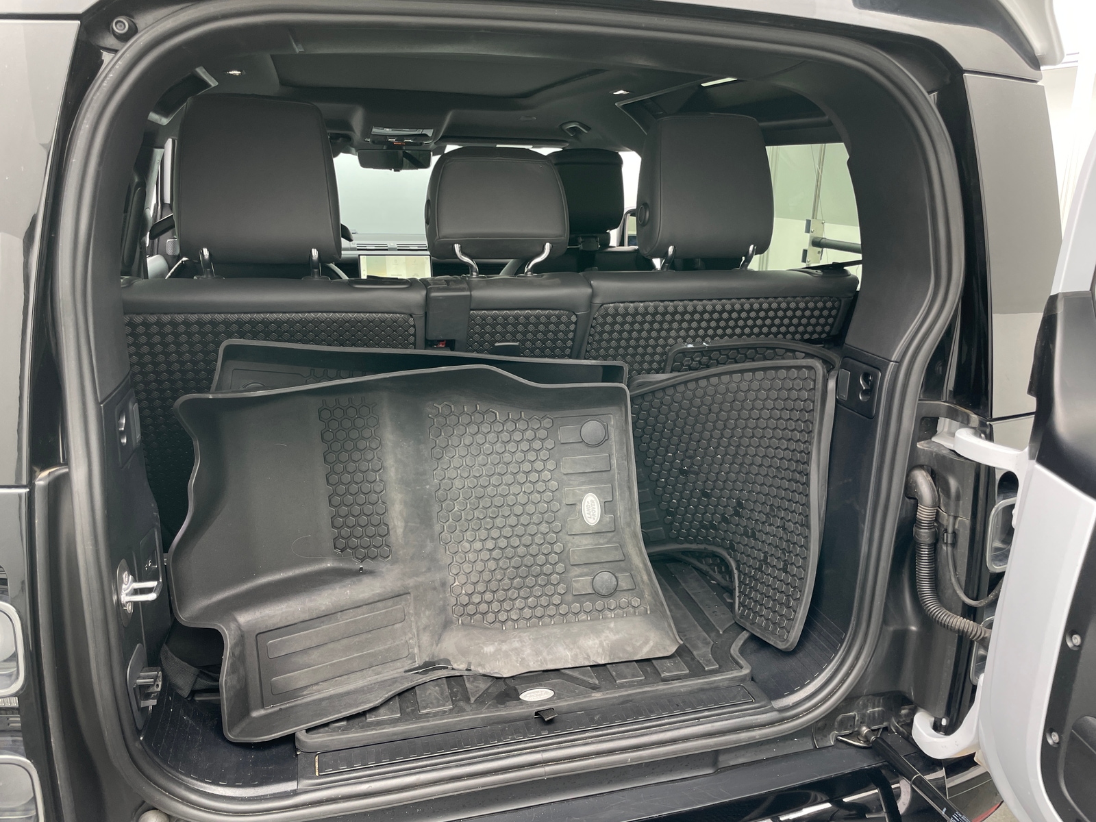 Thumbnail: 2023 Land Rover Defender - 6
