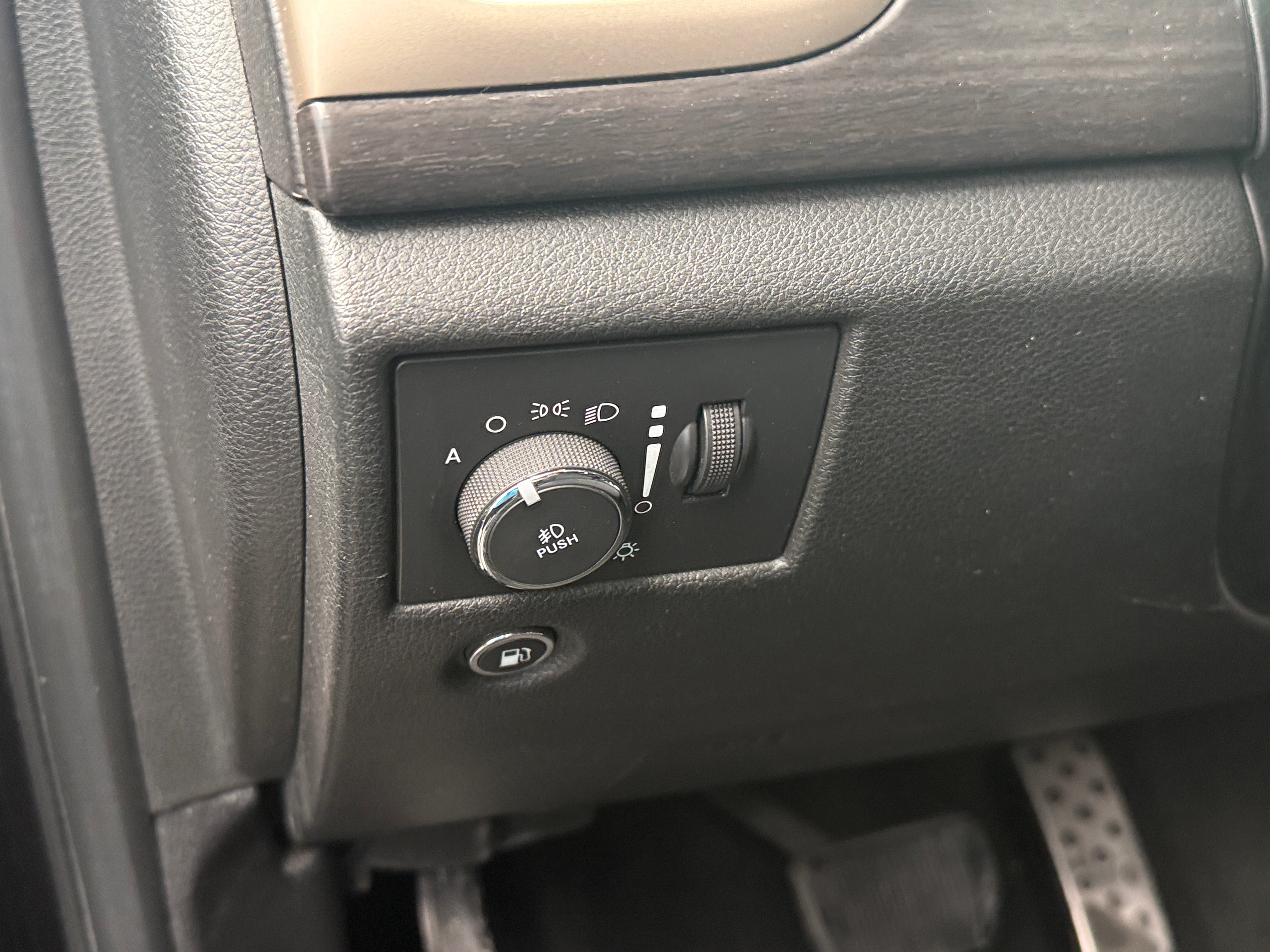 Used 2014 Jeep Grand Cherokee Laredo with VIN 1C4RJFAG1EC516585 for sale in Pewaukee, WI