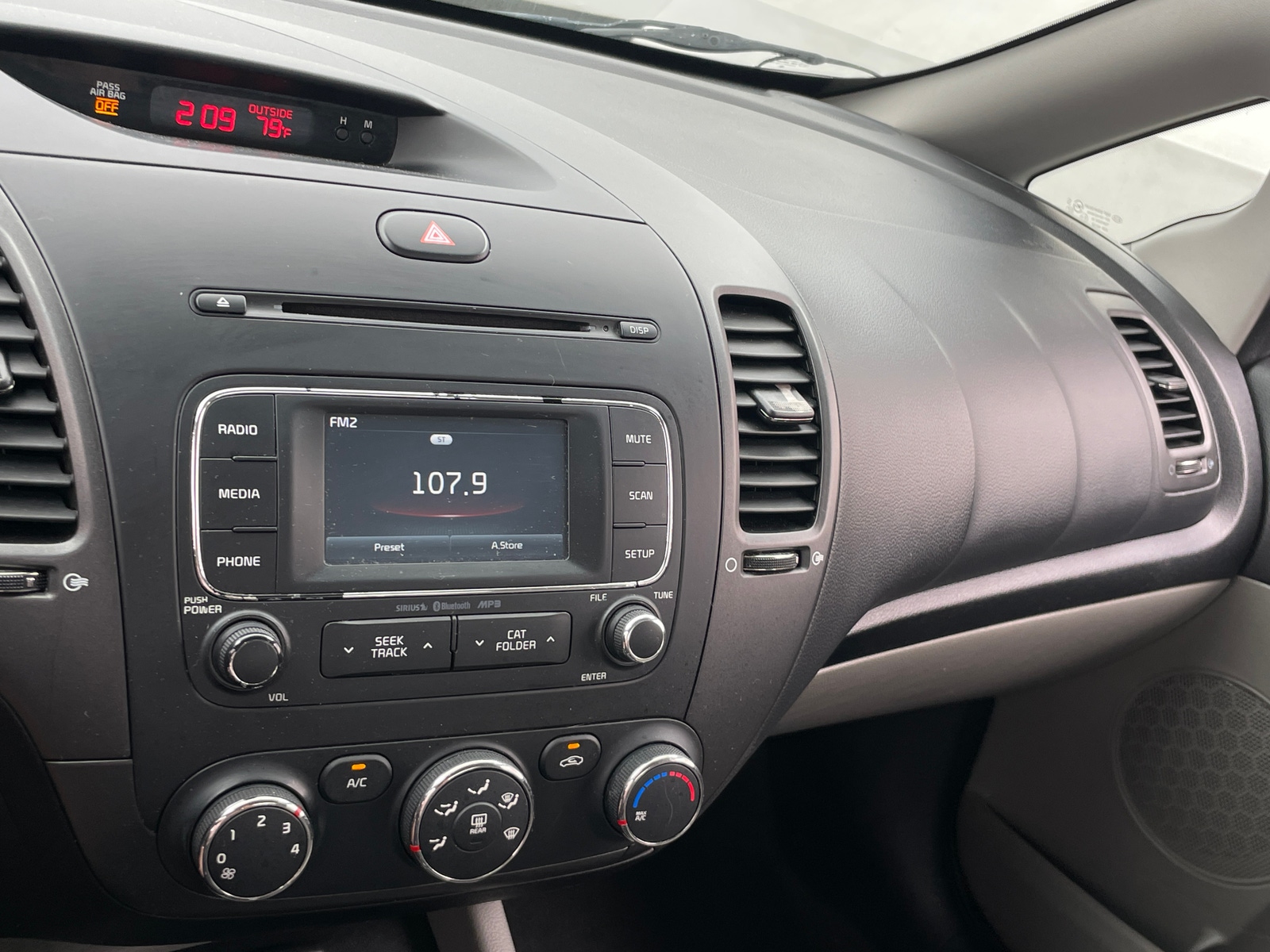 Thumbnail: 2016 Kia Forte - 4