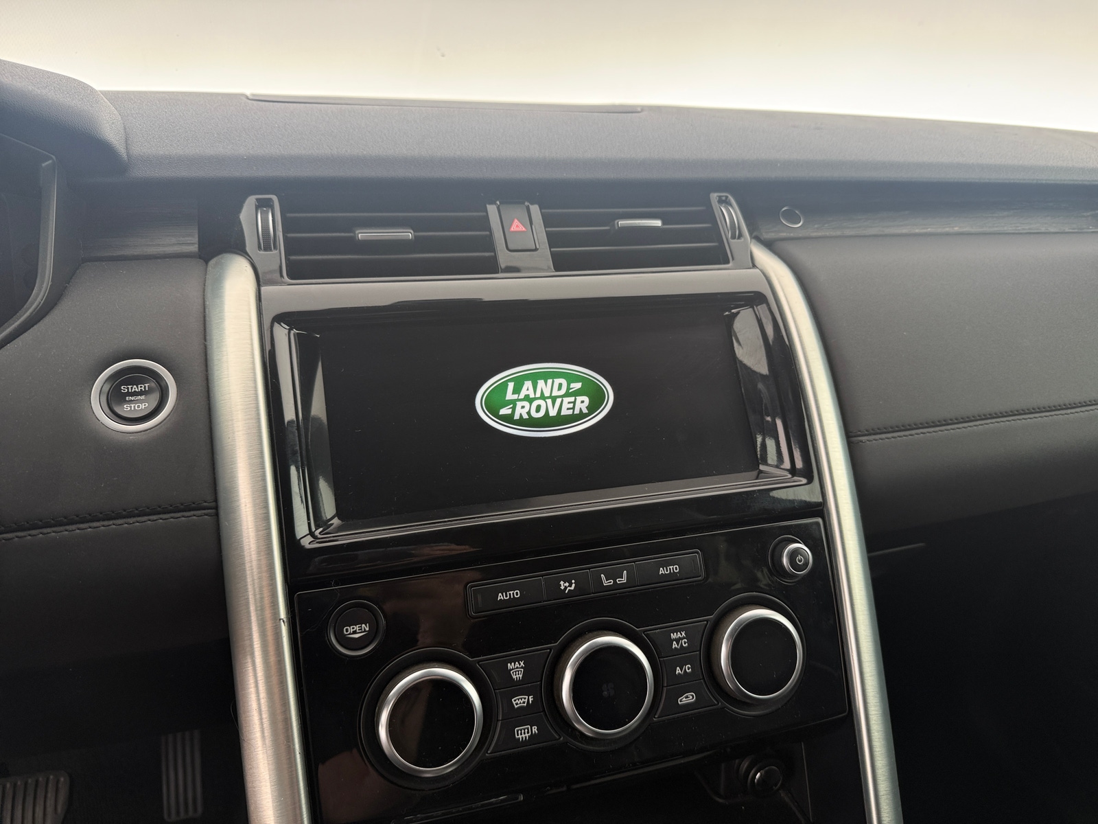 Thumbnail: 2019 Land Rover Discovery - 3