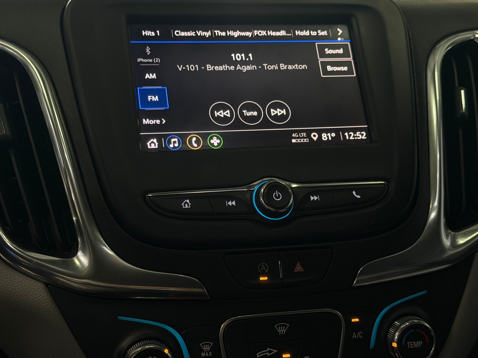 Thumbnail: 2022 Chevrolet Equinox - 4