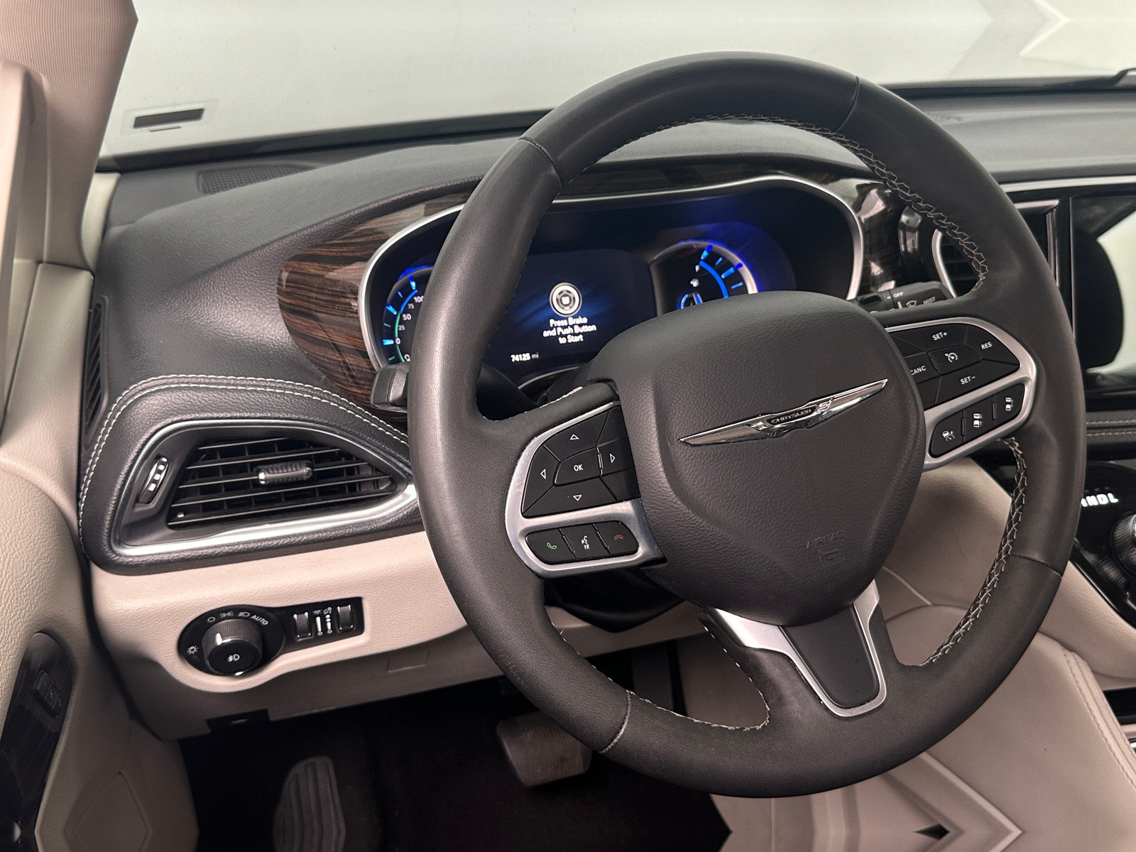Thumbnail: 2023 Chrysler Pacifica - 4