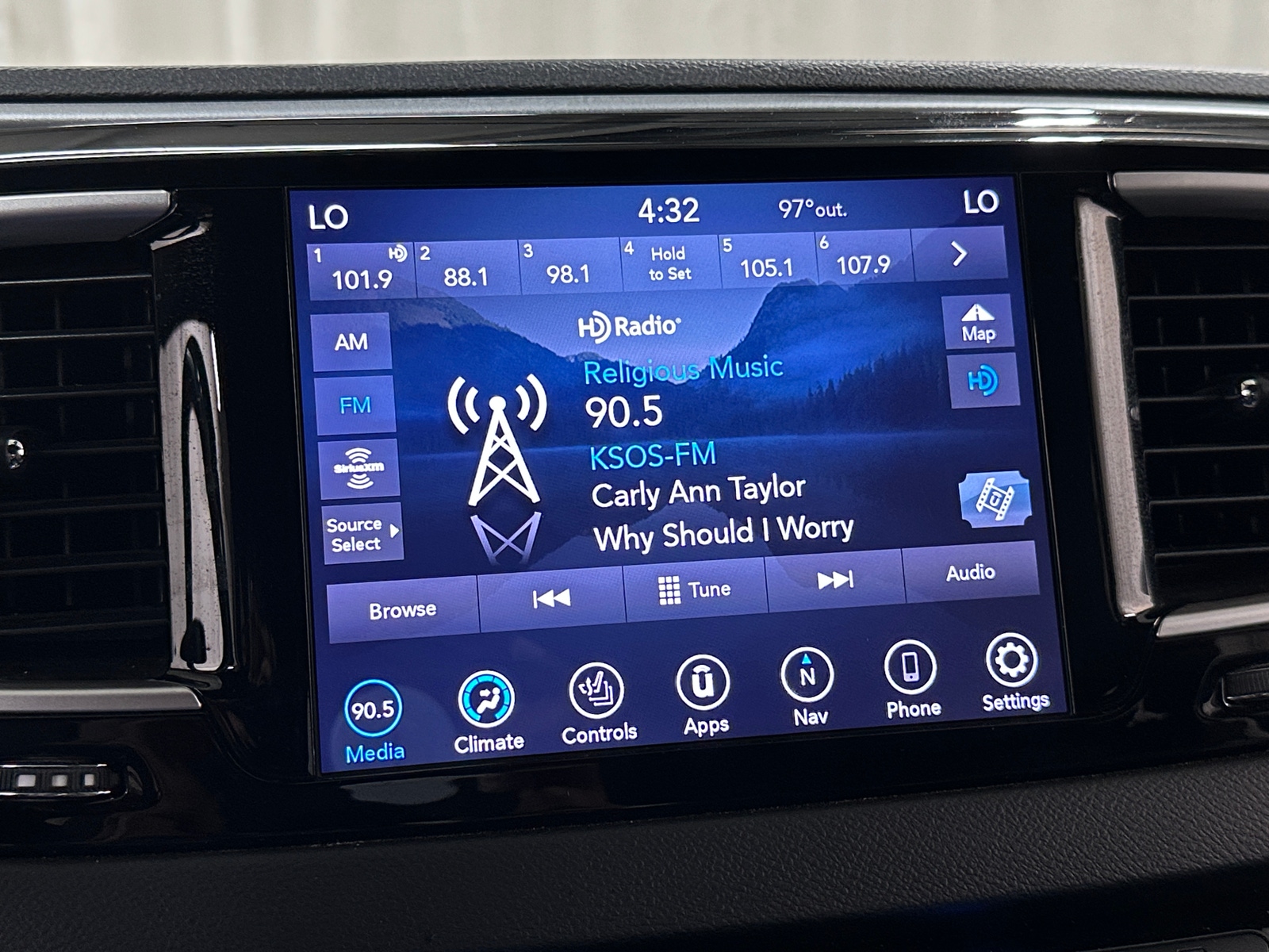 Thumbnail: 2020 Chrysler Pacifica - 3