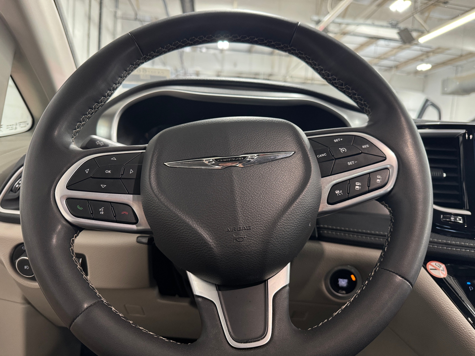 Thumbnail: 2023 Chrysler Pacifica - 4