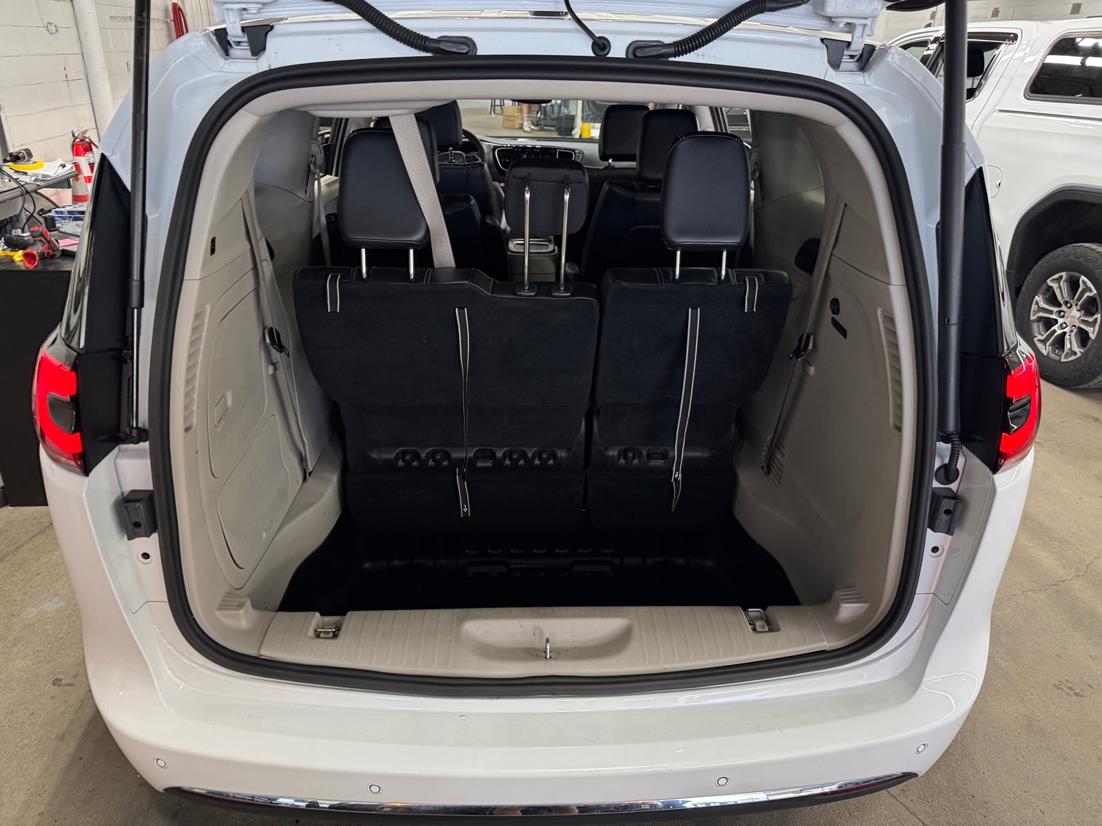 Thumbnail: 2023 Chrysler Pacifica - 6