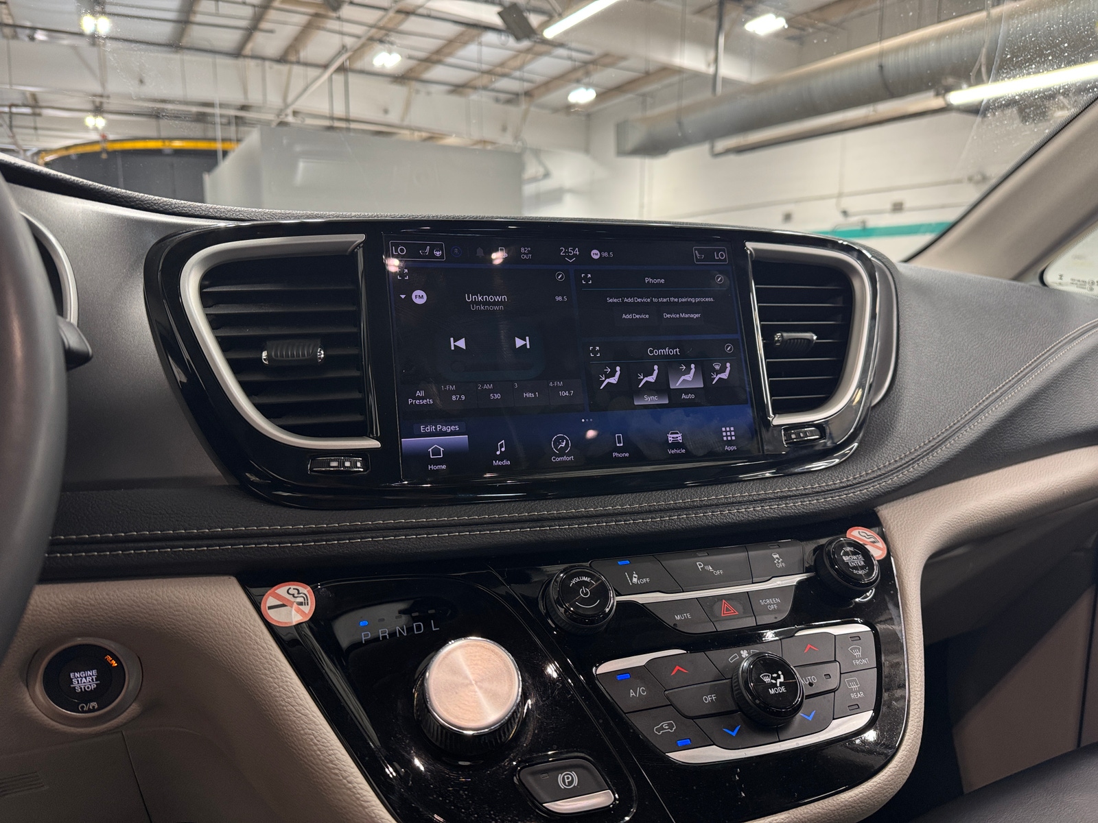 Thumbnail: 2023 Chrysler Pacifica - 3