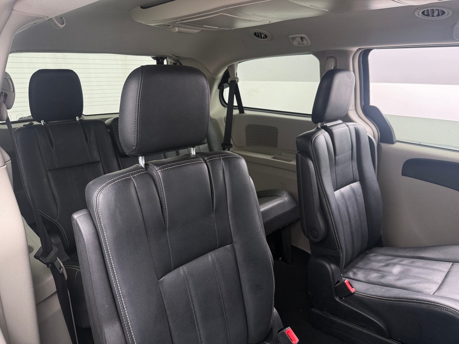Thumbnail: 2016 Chrysler Town & Country - 5
