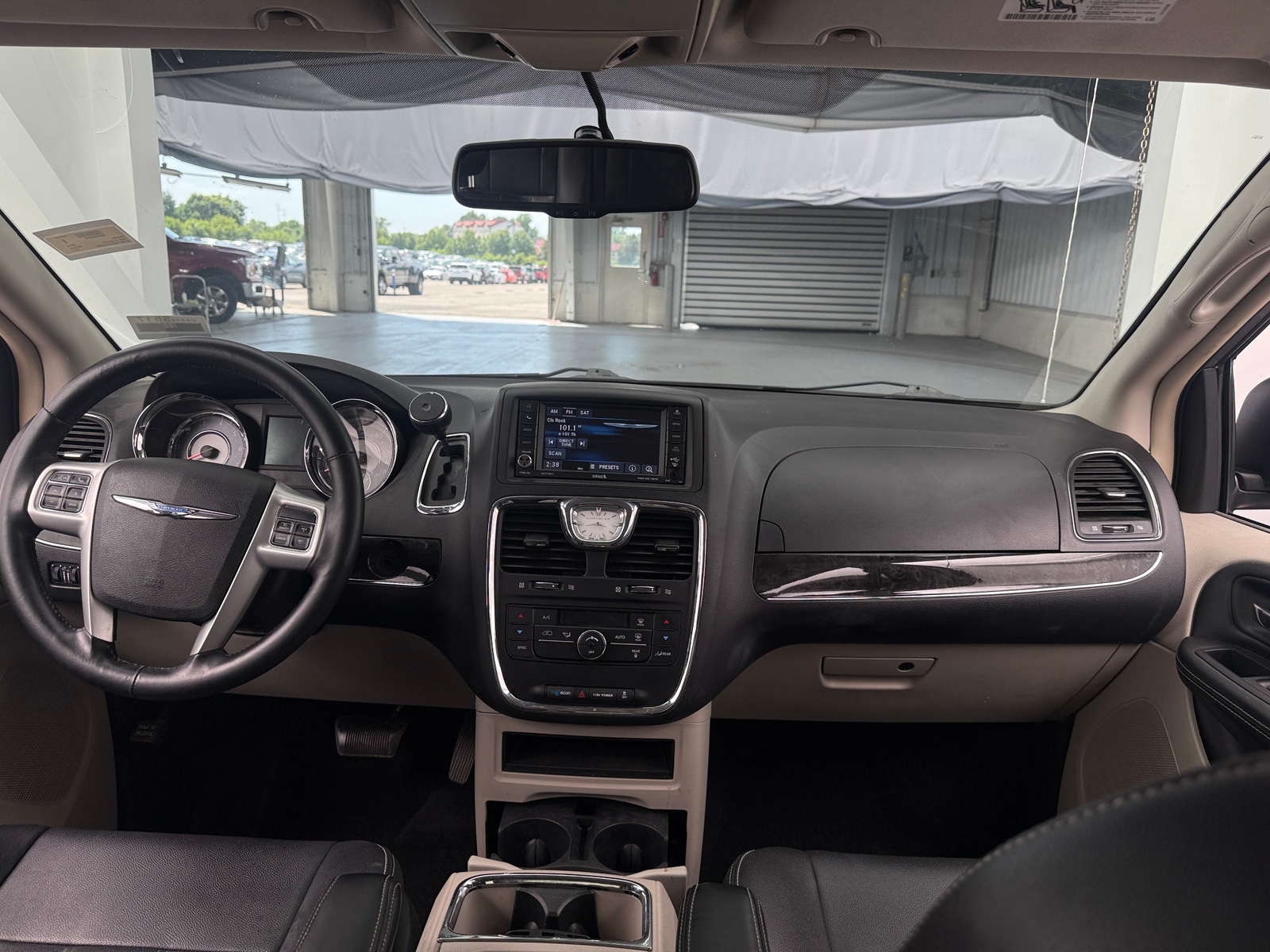 Thumbnail: 2016 Chrysler Town & Country - 2